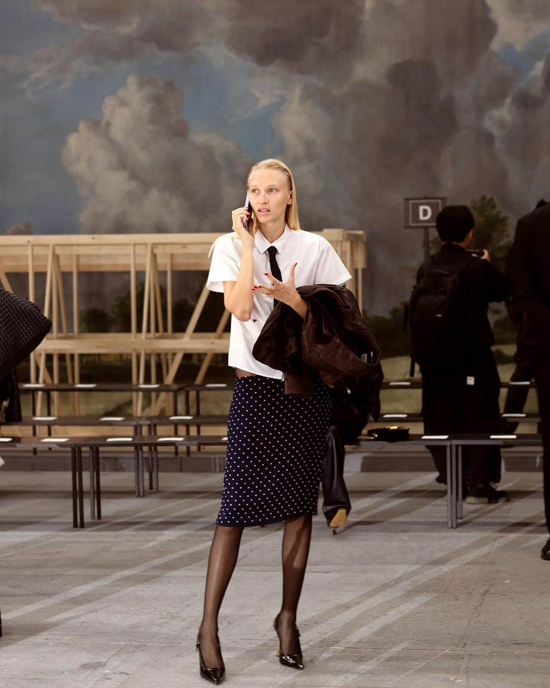 スコット・シューマンのインスタグラム：「@tods held their recent show in the set shop of La Scala Opera! As you can imagine the setting was almost as dramatic at the collection! Bravo @tods and @walterchiapponi」