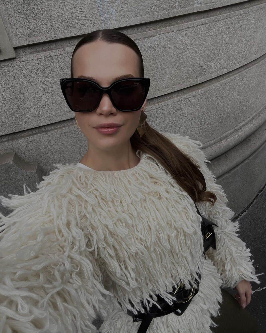 ヴォーグのインスタグラム：「Selfie on the go 🤳  @antoninambre striking a casual pose in Vogue Eyewear 🕶️」