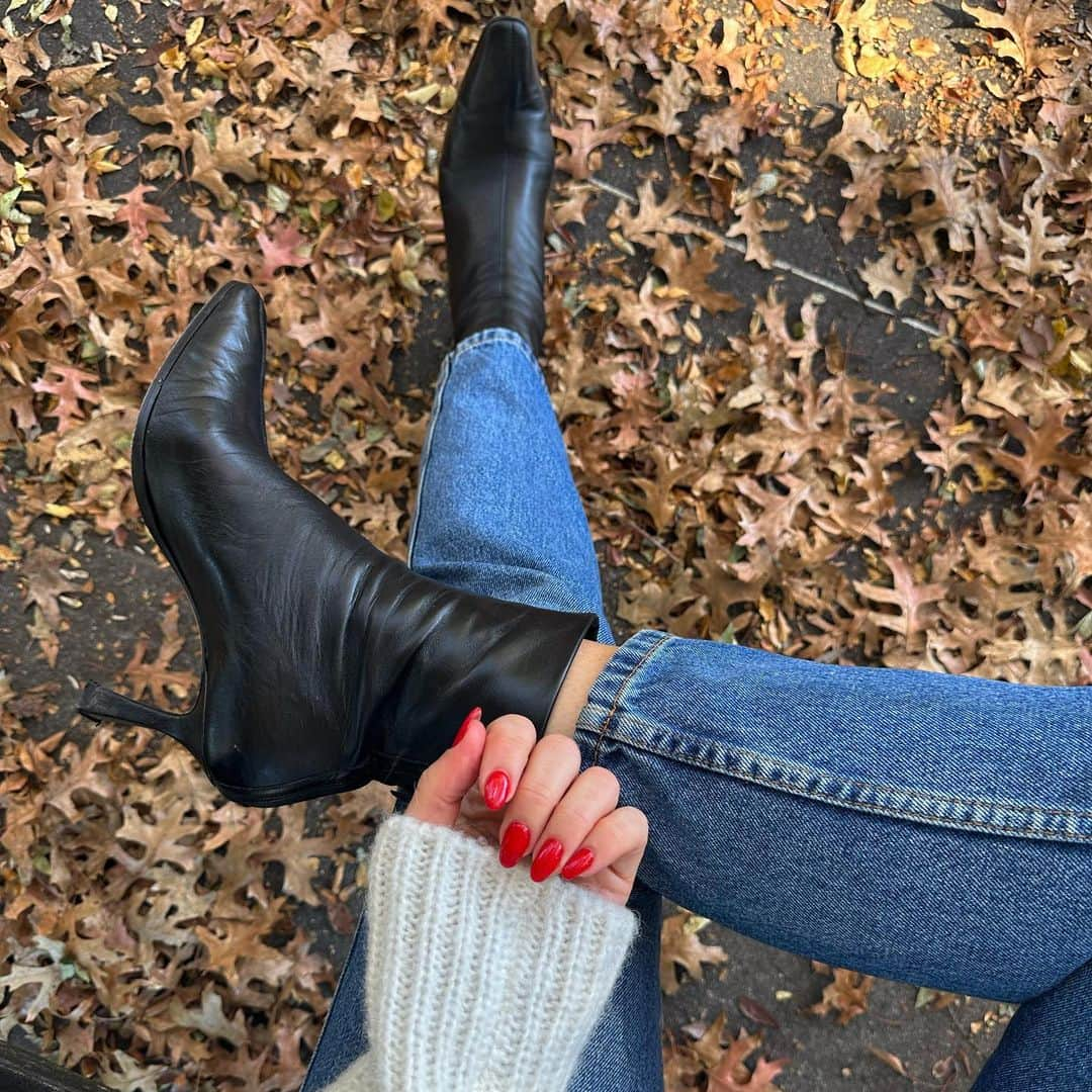 Helena Glazer Hodneのインスタグラム：「@opi big 🍎 red season. https://liketk.it/4mDWZ」