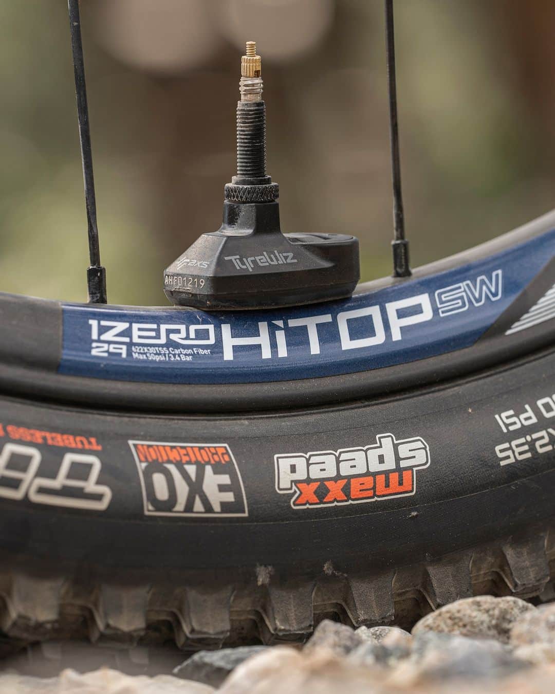 Zipp Speed Weaponryのインスタグラム：「Tire pressure plays a crucial role on the trail. Grip, compliance, confidence, and SPEED are all affected. That's why the Zipp 1ZERO HITOP SW comes with TyreWiz 2.0 so you can always be sure you're dialed. . Find the right pressure for you and your rig using the Zipp Tire Pressure Guide and connect TyreWiz 2.0 to your head unit or the SRAM AXS App for ultra-precise tire pressure readings. Learn more about TyreWiz and the Zipp Tire Pressure Guide at the LINK IN BIO! 📸 @the4color」