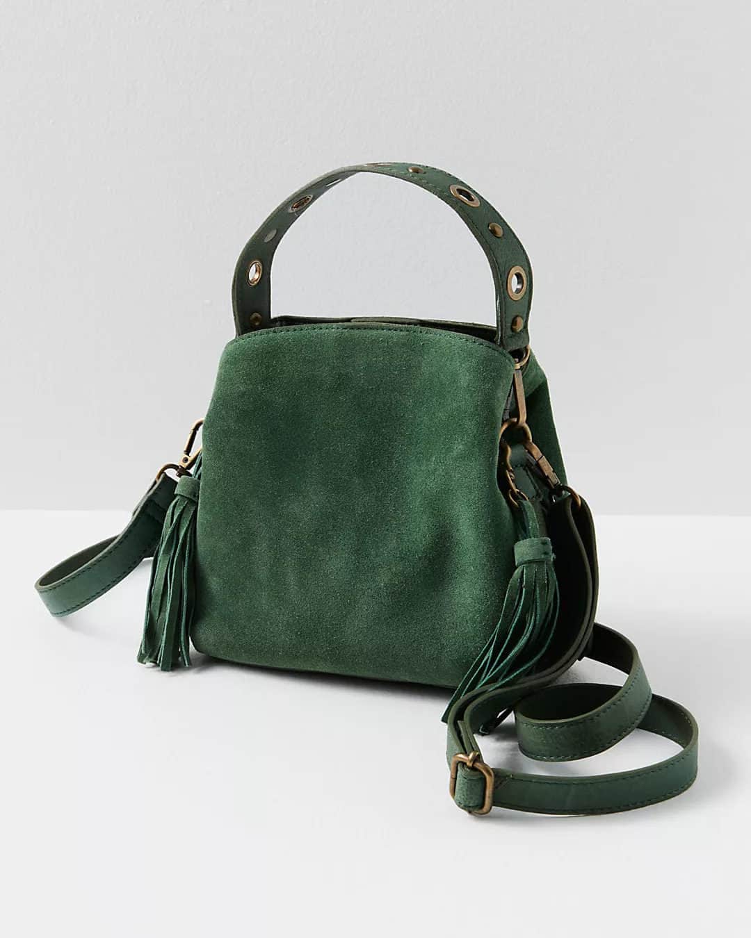 freepeopleのインスタグラム：「Today's Gift Pick: The Sindy Suede Crossbody Bag. Link in bio to shop.」