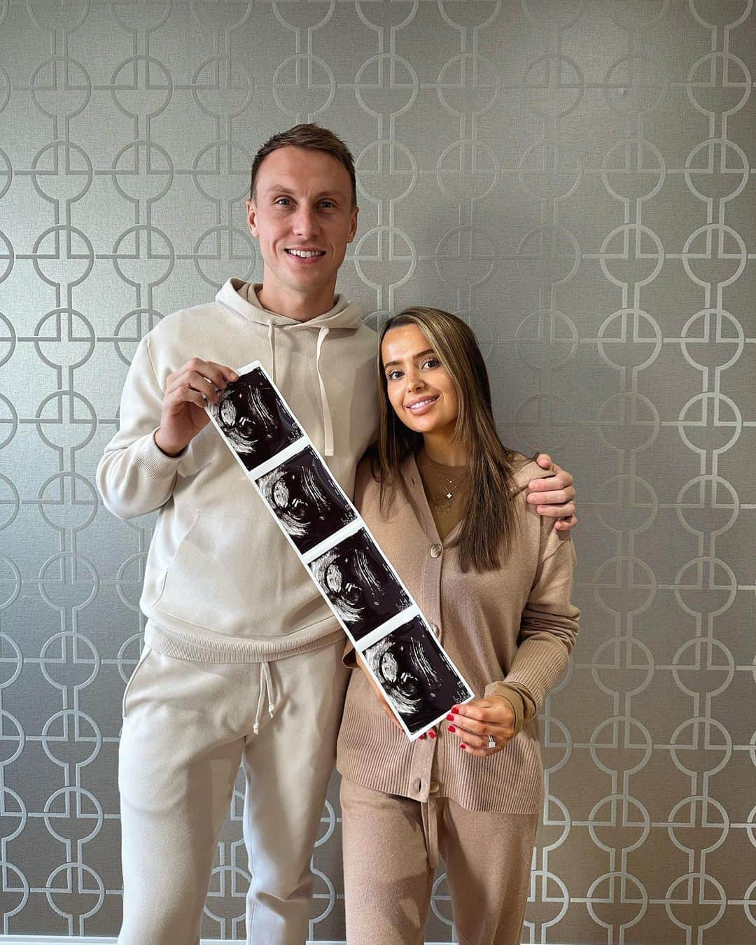 コーリー・ウッドローのインスタグラム：「Our greatest blessing…baby Woodrow 👶🏼 coming May 2024 🤍」