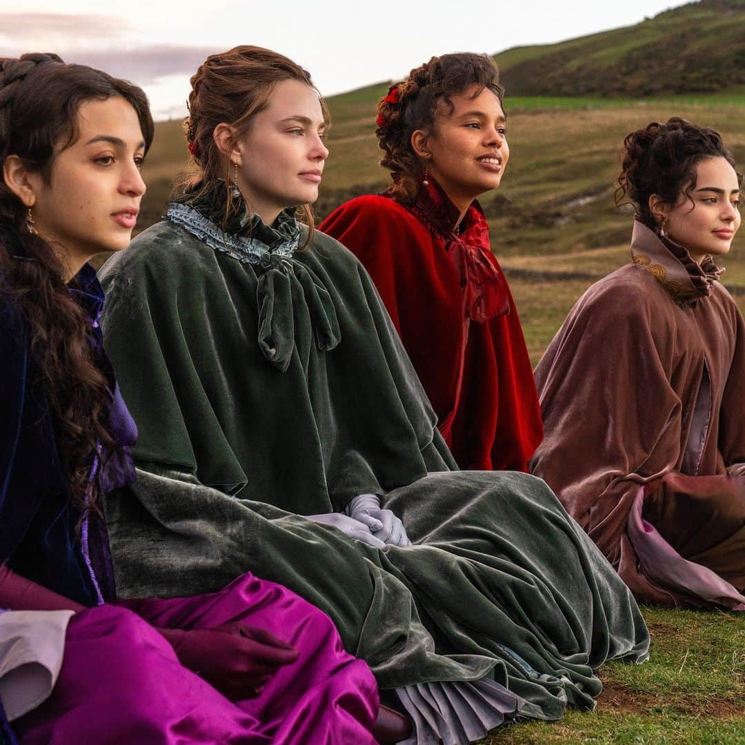British Vogueのインスタグラム：「Missing your period drama fix without #Bridgerton? Get ready for @AppleTV’s #TheBuccaneers. Starring #KristineFrøseth, #AlishaBoe, #JosieTotah and #ChristinaHendricks, the show follows young American women sent to London to find husbands – and titles – and is filled to the brim with jewel-toned overcoats, corsetry, knitwear and dresses. At the link in bio, costume designer Kate Carin talks to Vogue about working on the project, and giving the Gilded Age costumes – many of them handmade – a modern twist.」