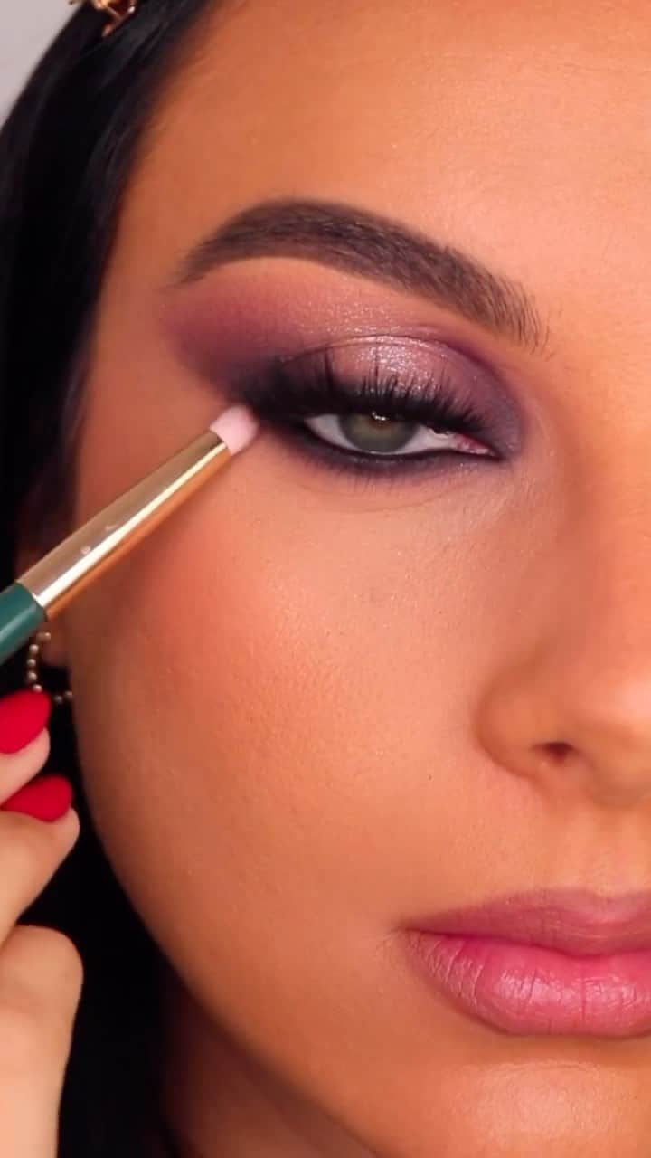 Huda Kattanのインスタグラム：「💜 Pretty in Purple 💜 Our NEW Pretty Grunge Eyeshadow Palette packs stunning purples, nudes & shimmers for every vibe.   Thanks to the talented @serenaclearyharpur for showcasing these gorgeous purple hues 😍  These buttery-smooth mattes & intensely pigmented shimmers make glam so effortless!  🖤🌍 𝗔𝗩𝗔𝗜𝗟𝗔𝗕𝗟𝗘 𝗚𝗟𝗢𝗕𝗔𝗟𝗟𝗬 🌎 #PrettyGrunge」