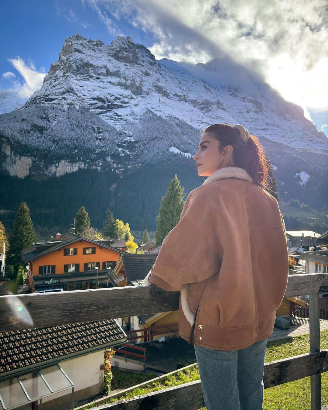 Ozge Gurelさんのインスタグラム写真 - (Ozge GurelInstagram)「Heidi ve dağlar kızı Reyhan arasında gidip geliyorum 😏」11月4日 2時29分 - ozgecangurelofficial