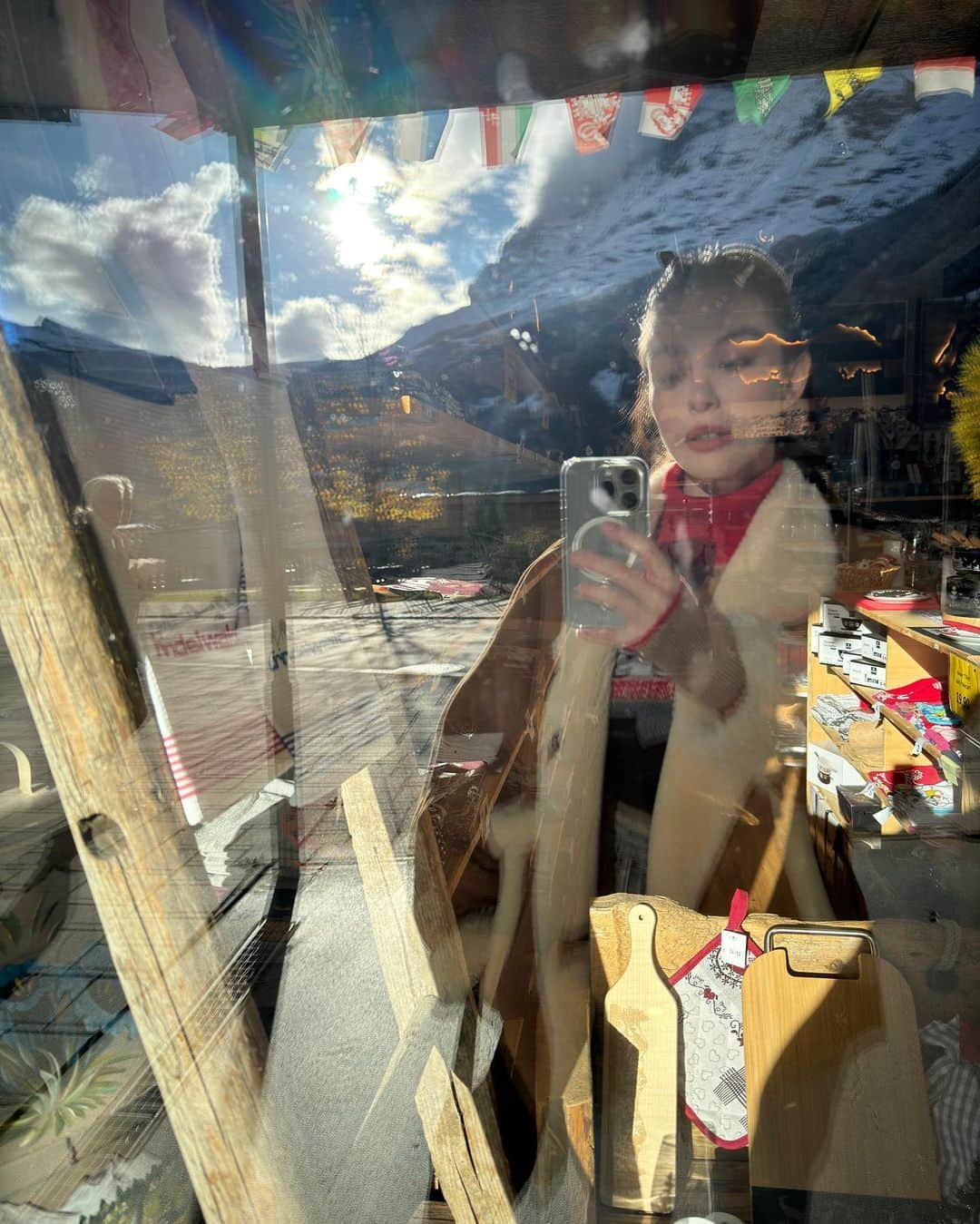 Ozge Gurelさんのインスタグラム写真 - (Ozge GurelInstagram)「Heidi ve dağlar kızı Reyhan arasında gidip geliyorum 😏」11月4日 2時29分 - ozgecangurelofficial