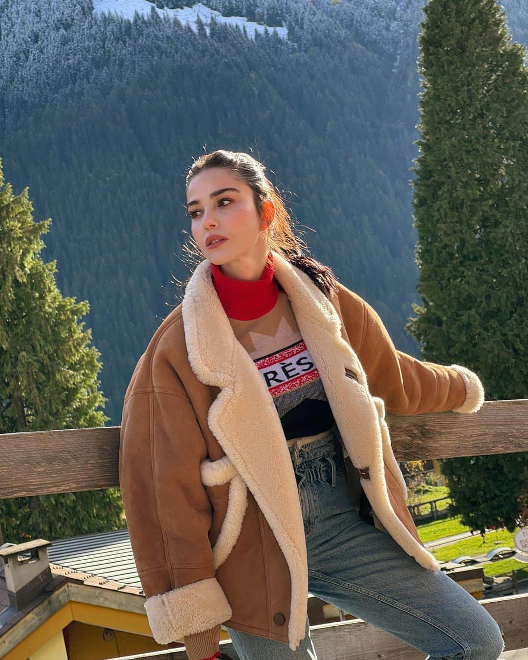 Ozge Gurelのインスタグラム：「Heidi ve dağlar kızı Reyhan arasında gidip geliyorum 😏」