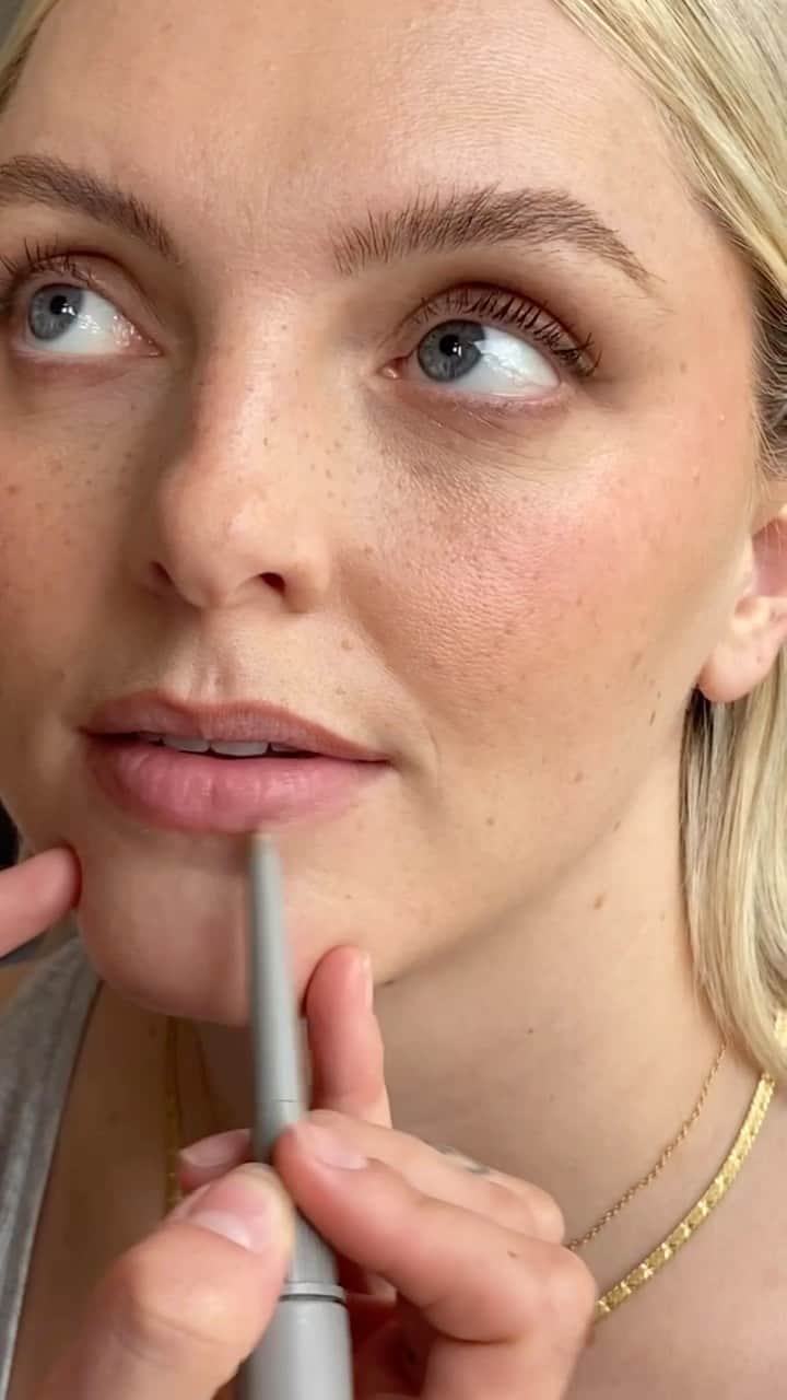 Estée Lalondeのインスタグラム：「On set with @daisylondon and of course @scarlett_burton killed the glam using products from @we.are.baer 🔥」