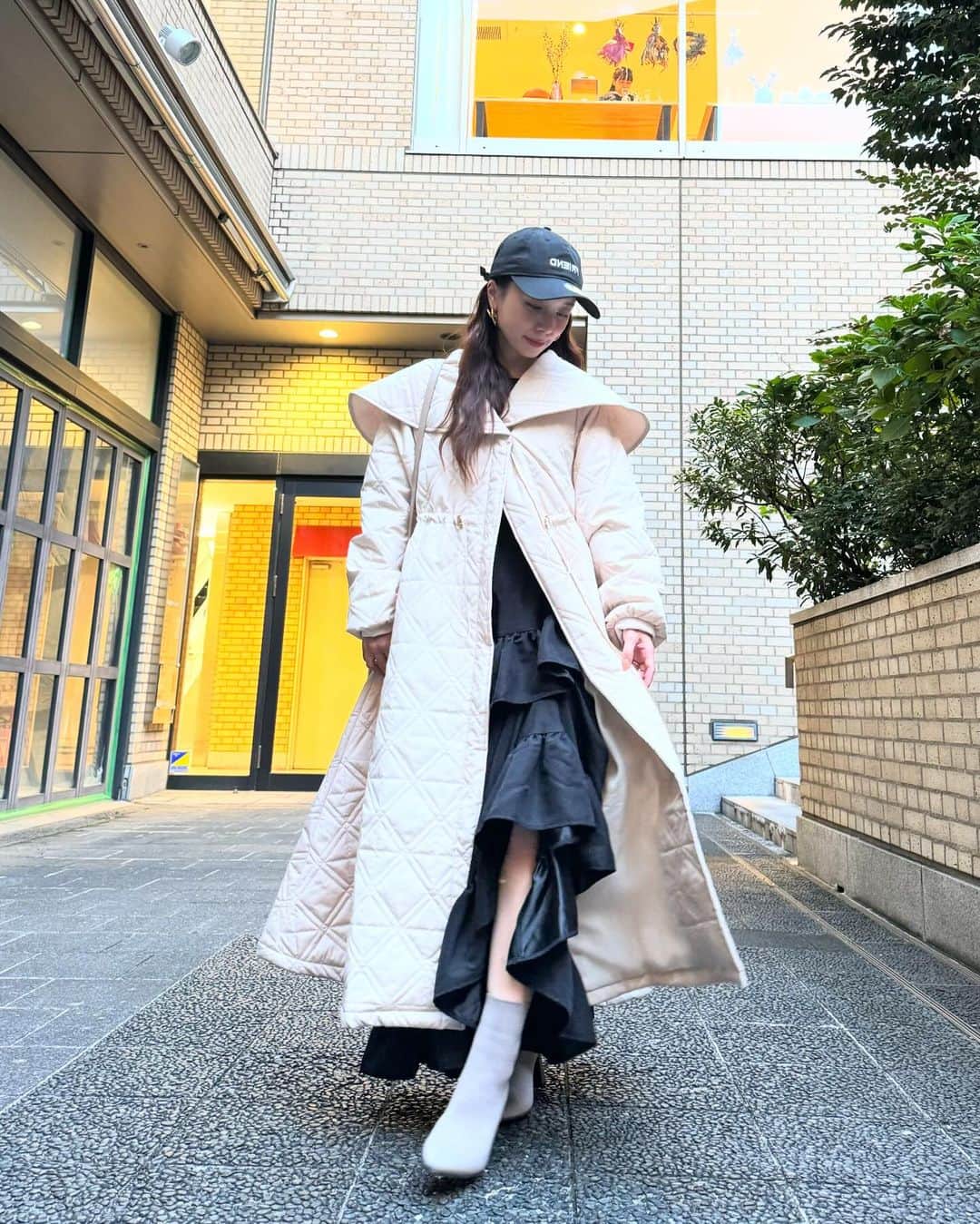 野田華子のインスタグラム：「好みドンピシャな大好きな @violettaofficial_jp のポップアップストアにご招待いただきお邪魔して来ました 推しの @suga__ai さんにも会えて目の保養☺️ （あんまり言うとキモいど←） たくさん購入させていただいたんだけどとりあえずアウターのご紹介！ ハリのある生地感でふわっとスカートみたいにも見えるし 前のチャックを完全にしめれば防寒しっかりのコート！ 汚れないように大切に着る！ #アウターコーデ #ootd @violettaofficial_jp  @suga__ai」