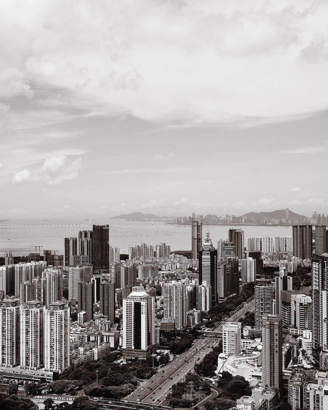 シャネルさんのインスタグラム写真 - (シャネルInstagram)「An ode to the City of Angels – in a series of cinematic photographs by Leslie Zhang, models Liu Wen and Vittoria Ceretti embody the assertive allure of the CHANEL Cruise 2023/24 collection, infused with the glamour of Golden Age Hollywood. Inspired by Los Angeles where it was first unveiled last May, the collection made a stop over in Shenzhen.  See more at chanel.com  #CHANELCruise #CHANELShow #CHANELinShenzhen @LeslieZhang1992 @LiuWenLw @Vittoria」11月4日 2時40分 - chanelofficial