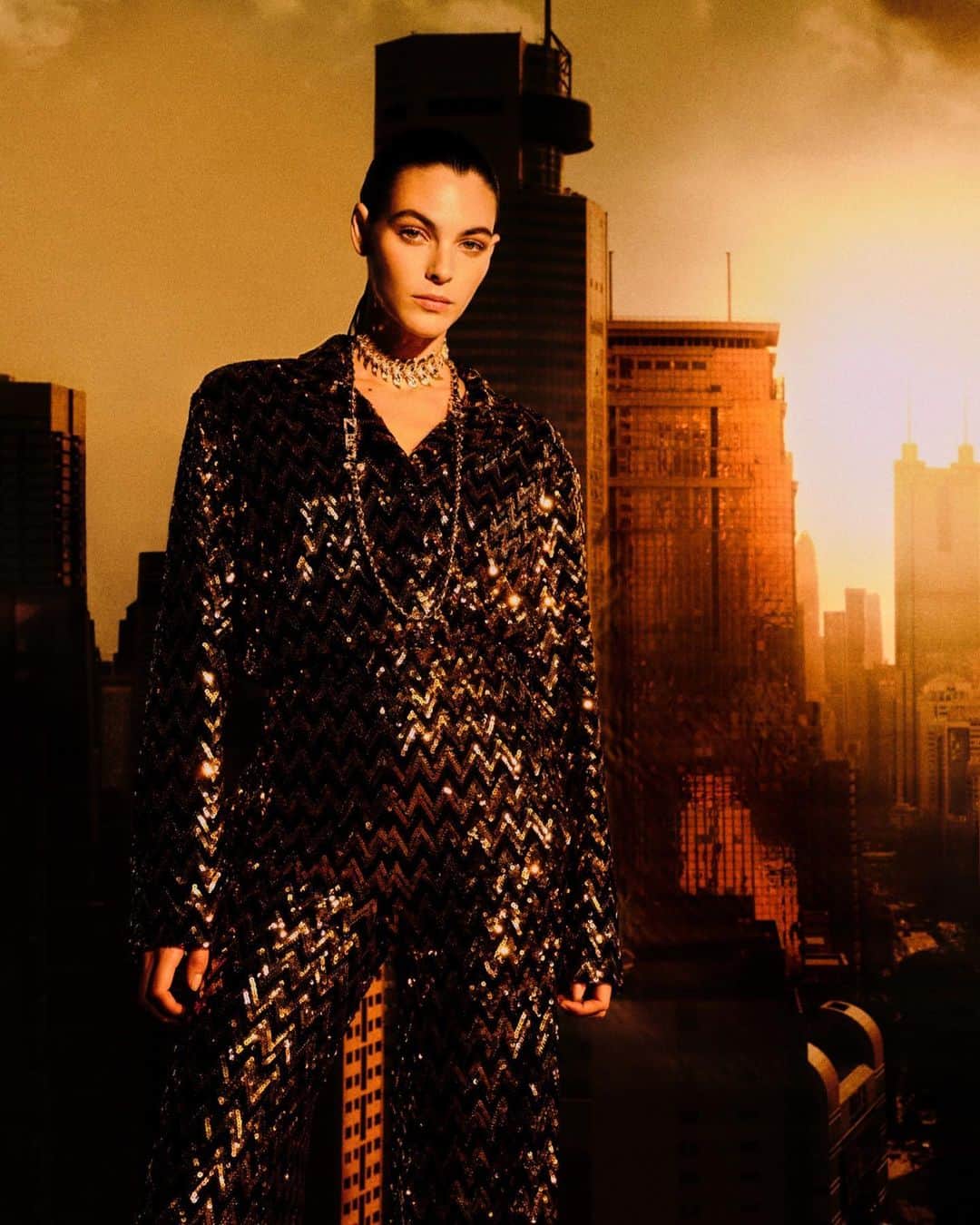 シャネルさんのインスタグラム写真 - (シャネルInstagram)「An ode to the City of Angels – in a series of cinematic photographs by Leslie Zhang, models Liu Wen and Vittoria Ceretti embody the assertive allure of the CHANEL Cruise 2023/24 collection, infused with the glamour of Golden Age Hollywood. Inspired by Los Angeles where it was first unveiled last May, the collection made a stop over in Shenzhen.  See more at chanel.com  #CHANELCruise #CHANELShow #CHANELinShenzhen @LeslieZhang1992 @LiuWenLw @Vittoria」11月4日 2時40分 - chanelofficial