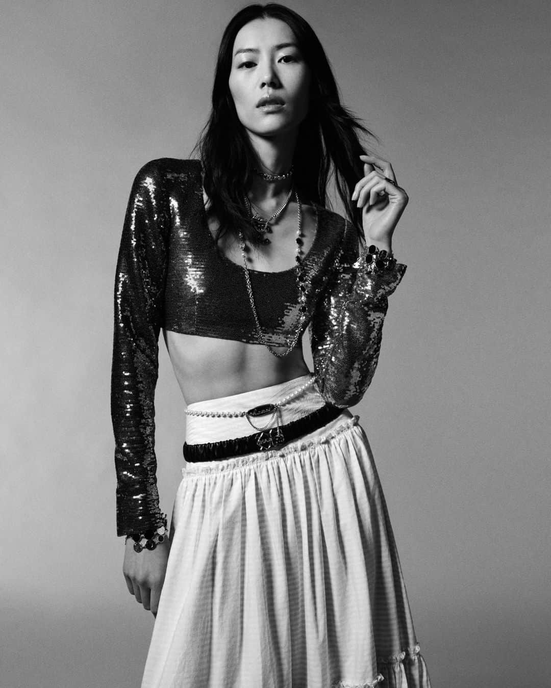 シャネルさんのインスタグラム写真 - (シャネルInstagram)「An ode to the City of Angels – in a series of cinematic photographs by Leslie Zhang, models Liu Wen and Vittoria Ceretti embody the assertive allure of the CHANEL Cruise 2023/24 collection, infused with the glamour of Golden Age Hollywood. Inspired by Los Angeles where it was first unveiled last May, the collection made a stop over in Shenzhen.  See more at chanel.com  #CHANELCruise #CHANELShow #CHANELinShenzhen @LeslieZhang1992 @LiuWenLw @Vittoria」11月4日 2時40分 - chanelofficial