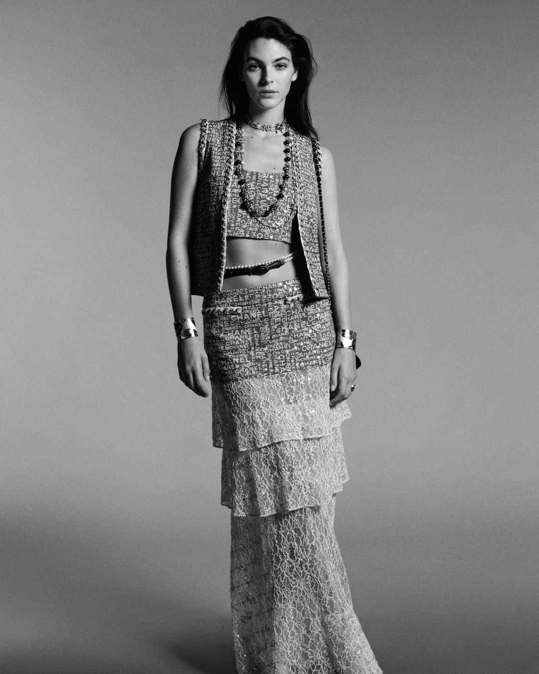 シャネルさんのインスタグラム写真 - (シャネルInstagram)「An ode to the City of Angels – in a series of cinematic photographs by Leslie Zhang, models Liu Wen and Vittoria Ceretti embody the assertive allure of the CHANEL Cruise 2023/24 collection, infused with the glamour of Golden Age Hollywood. Inspired by Los Angeles where it was first unveiled last May, the collection made a stop over in Shenzhen.  See more at chanel.com  #CHANELCruise #CHANELShow #CHANELinShenzhen @LeslieZhang1992 @LiuWenLw @Vittoria」11月4日 2時40分 - chanelofficial