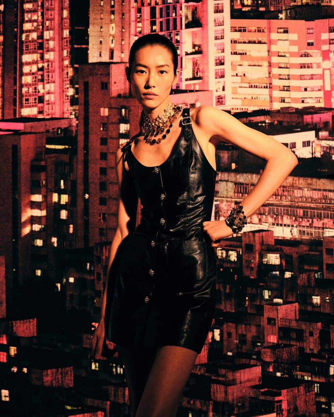 シャネルさんのインスタグラム写真 - (シャネルInstagram)「An ode to the City of Angels – in a series of cinematic photographs by Leslie Zhang, models Liu Wen and Vittoria Ceretti embody the assertive allure of the CHANEL Cruise 2023/24 collection, infused with the glamour of Golden Age Hollywood. Inspired by Los Angeles where it was first unveiled last May, the collection made a stop over in Shenzhen.  See more at chanel.com  #CHANELCruise #CHANELShow #CHANELinShenzhen @LeslieZhang1992 @LiuWenLw @Vittoria」11月4日 2時40分 - chanelofficial