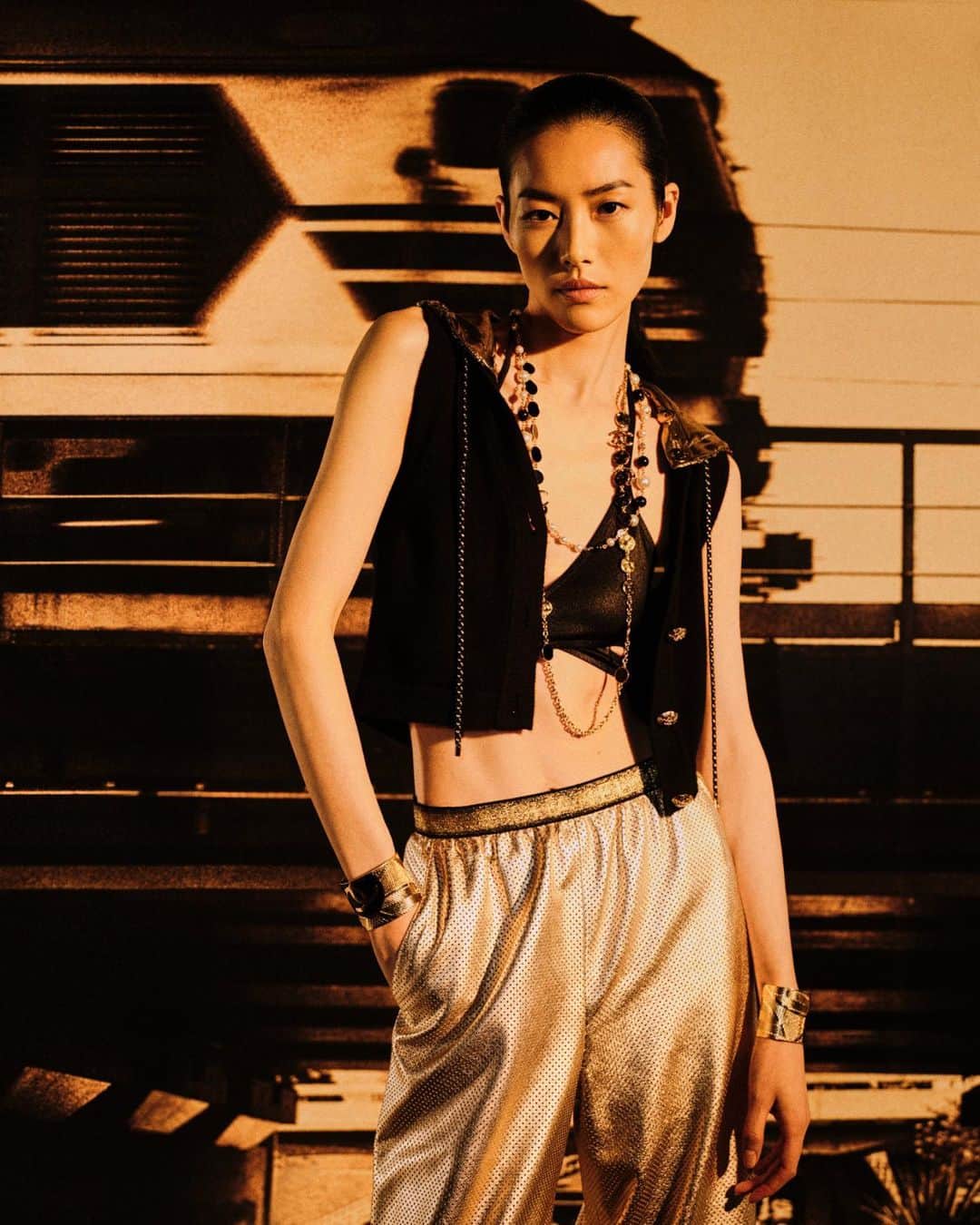 シャネルさんのインスタグラム写真 - (シャネルInstagram)「An ode to the City of Angels – in a series of cinematic photographs by Leslie Zhang, models Liu Wen and Vittoria Ceretti embody the assertive allure of the CHANEL Cruise 2023/24 collection, infused with the glamour of Golden Age Hollywood. Inspired by Los Angeles where it was first unveiled last May, the collection made a stop over in Shenzhen.  See more at chanel.com  #CHANELCruise #CHANELShow #CHANELinShenzhen @LeslieZhang1992 @LiuWenLw @Vittoria」11月4日 2時40分 - chanelofficial