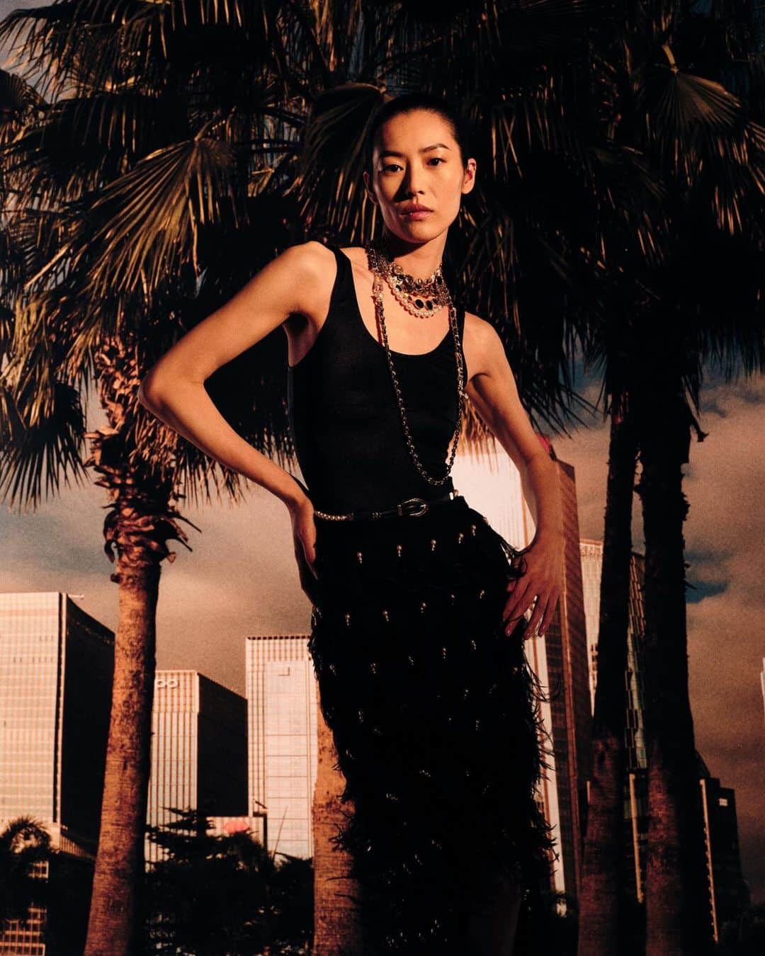 シャネルのインスタグラム：「An ode to the City of Angels – in a series of cinematic photographs by Leslie Zhang, models Liu Wen and Vittoria Ceretti embody the assertive allure of the CHANEL Cruise 2023/24 collection, infused with the glamour of Golden Age Hollywood. Inspired by Los Angeles where it was first unveiled last May, the collection made a stop over in Shenzhen.  See more at chanel.com  #CHANELCruise #CHANELShow #CHANELinShenzhen @LeslieZhang1992 @LiuWenLw @Vittoria」