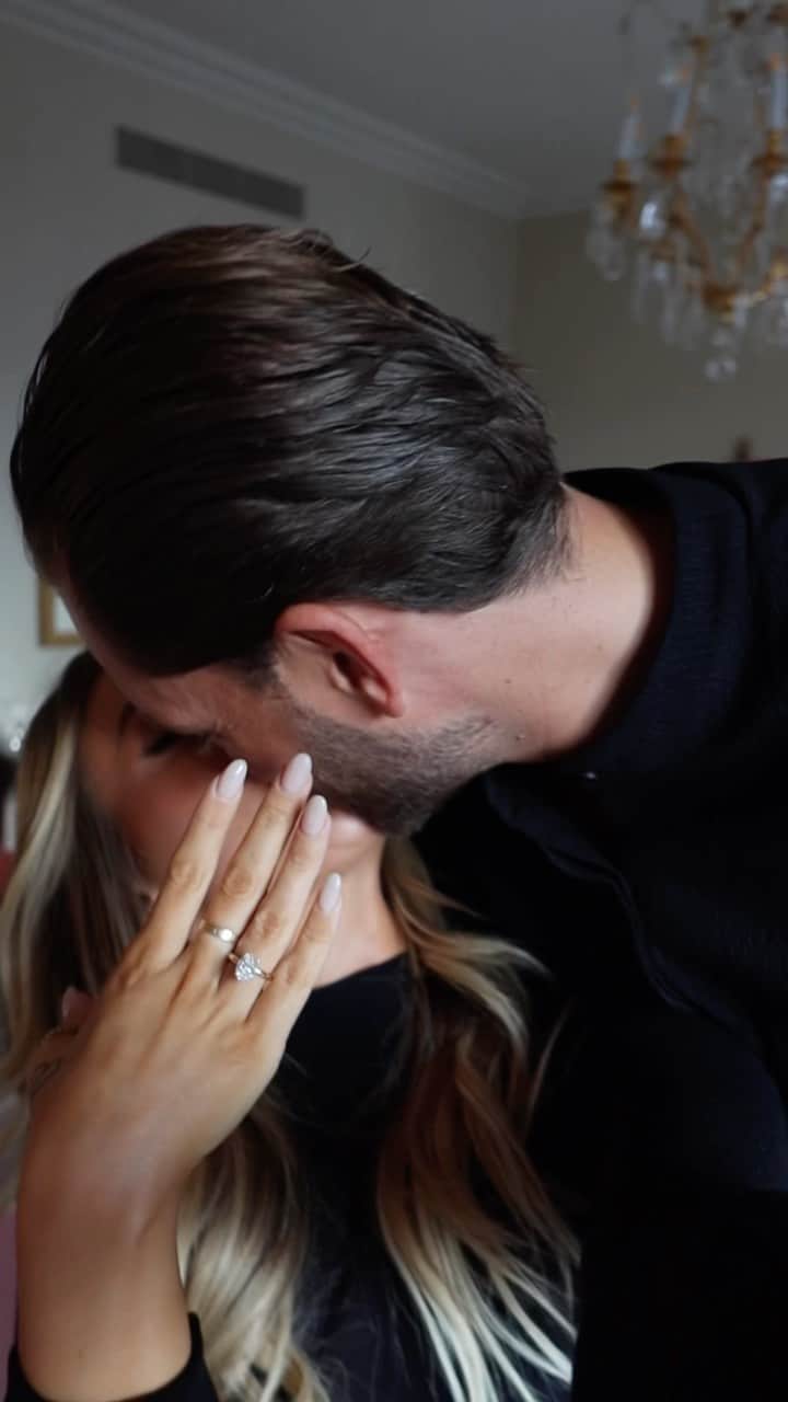 ロッティー・トムリンソンのインスタグラム：「just call me wifey ✨ I love you so much fiancé ❤️」
