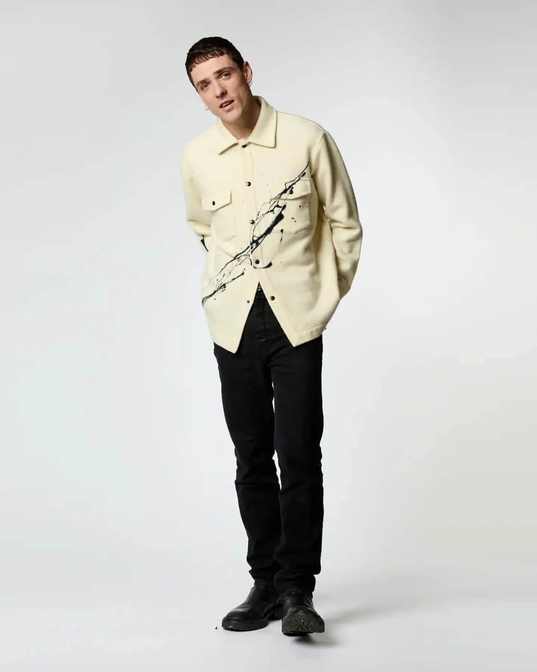 さんのインスタグラム写真 - (Instagram)「Elegance in contrast! AVANT TOI's white jacket adorned with black paint splashes: the perfect blend of sophistication and rebellion. Discover a new dimension of style.  #AvantToiFW23 #AvantToi #AvantToiColors #AvantToiWorld #ArtToWear #FW23 #winter #madeinitaly  #knitwear #cashmere #jacket #menswear」11月4日 2時42分 - avant_toi.it