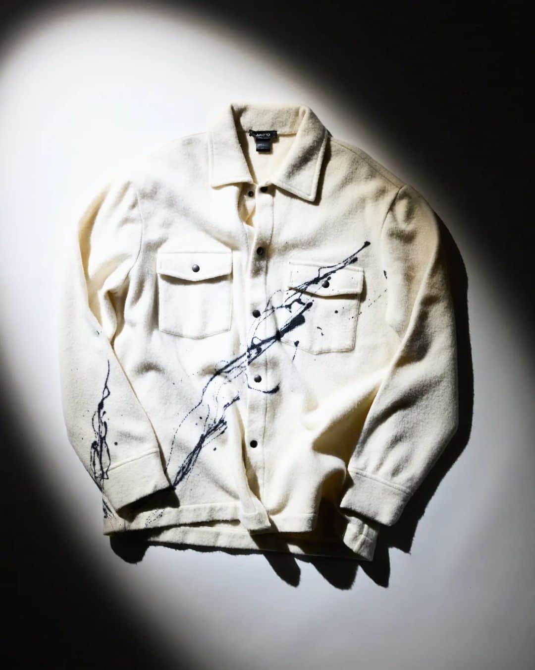 さんのインスタグラム写真 - (Instagram)「Elegance in contrast! AVANT TOI's white jacket adorned with black paint splashes: the perfect blend of sophistication and rebellion. Discover a new dimension of style.  #AvantToiFW23 #AvantToi #AvantToiColors #AvantToiWorld #ArtToWear #FW23 #winter #madeinitaly  #knitwear #cashmere #jacket #menswear」11月4日 2時42分 - avant_toi.it