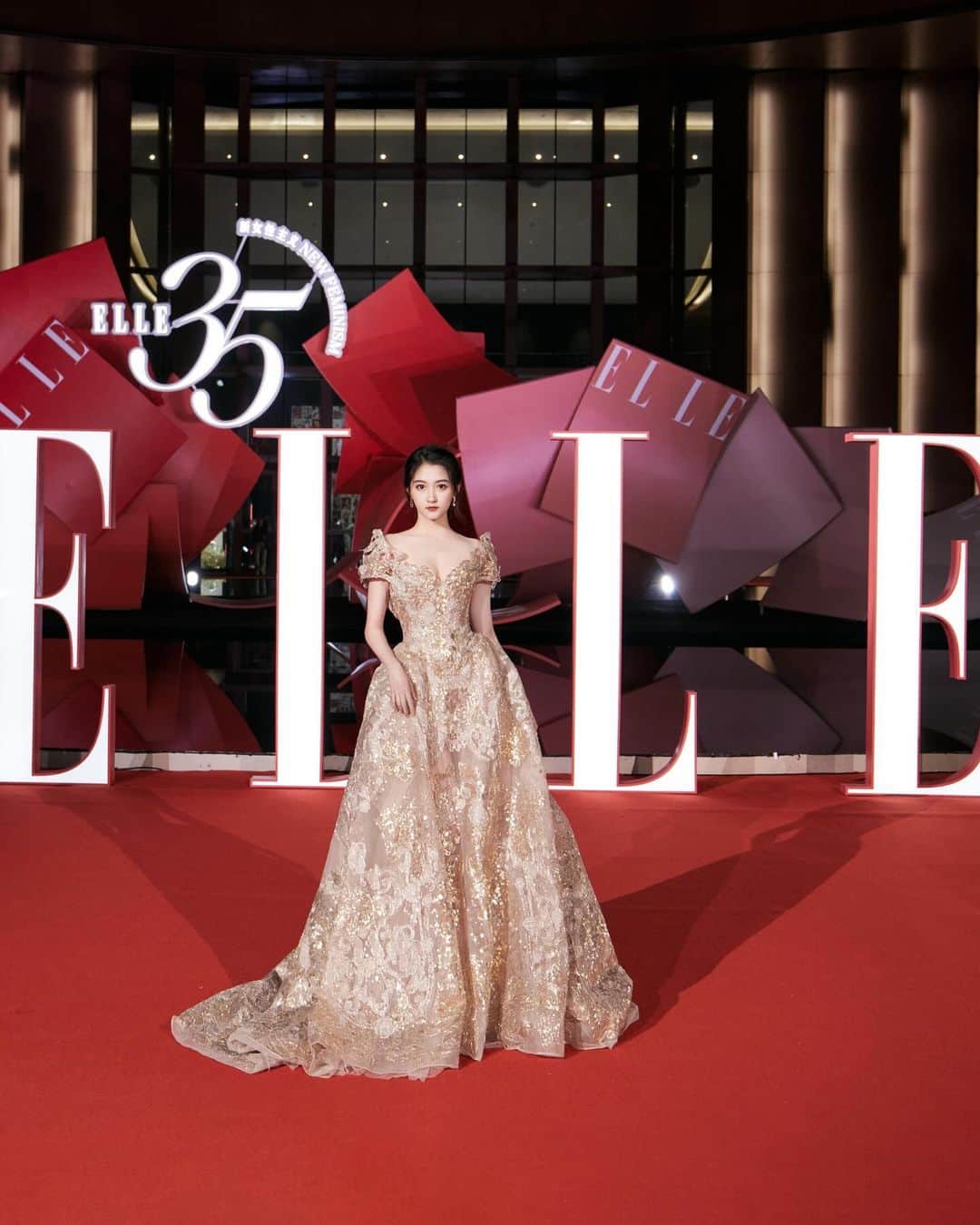 クアン・シャオトン（Guan Xiaotong）のインスタグラム：「Congratulations @ellechina 35th Anniversary ❤️🥂」