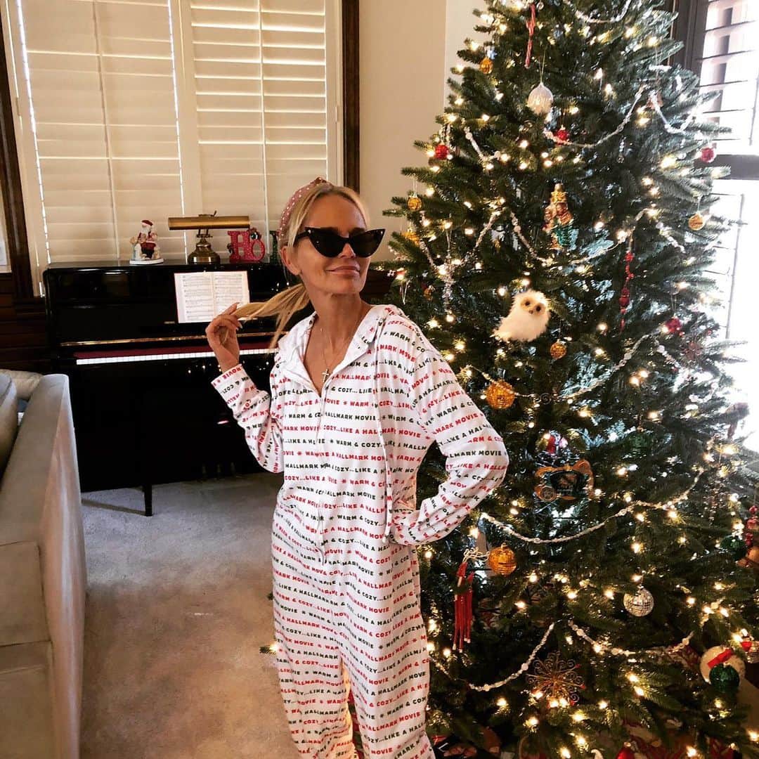 クリスティン・チェノウェスのインスタグラム：「It's beginning to look a lot like Christmas... and I have a lovely way to celebrate! 🎄✨ I've signed a bunch of #ALovelyWayToSpendChristmas CDs & I want you to have one!! Enter for a chance to win at the link in my bio ❤️」