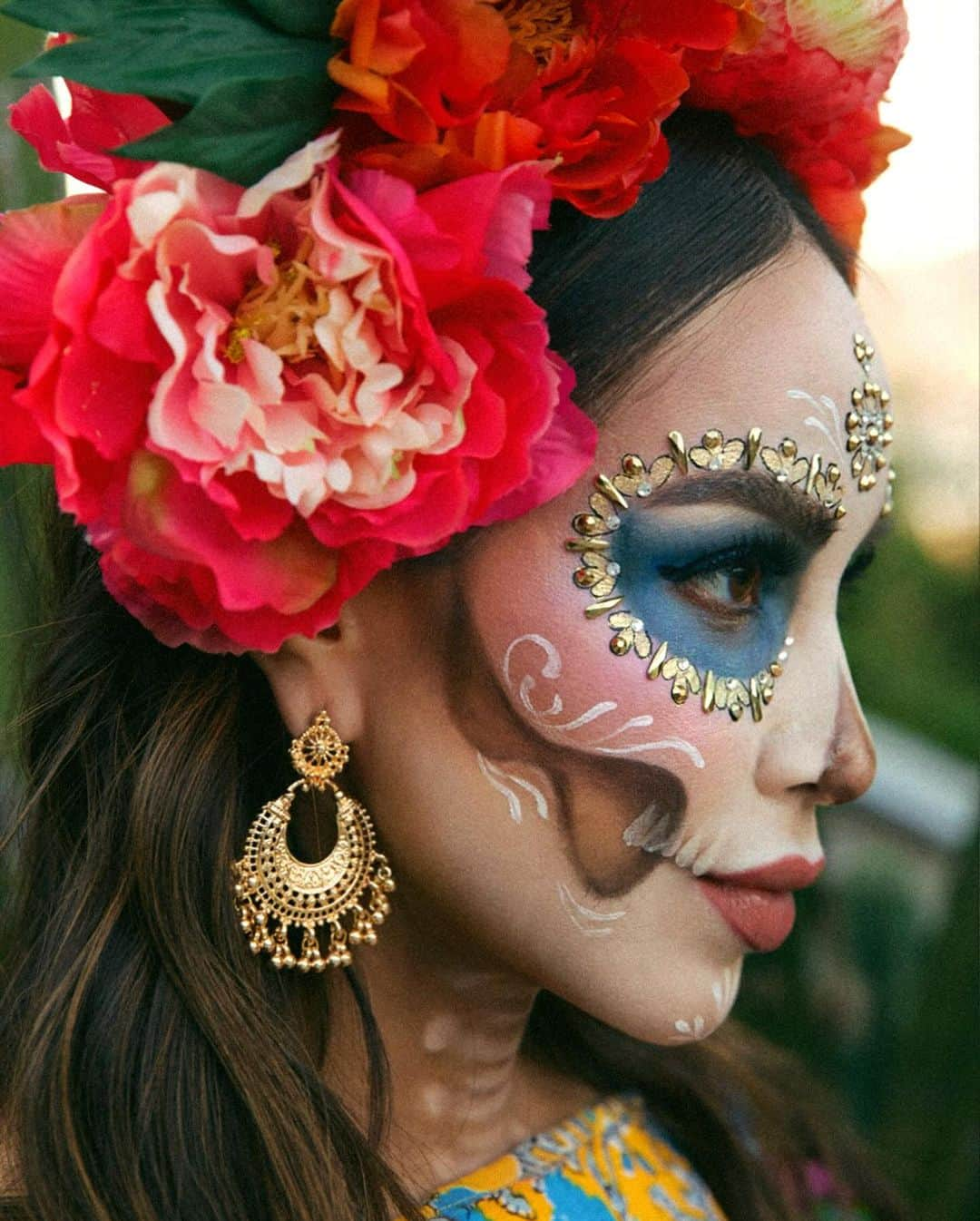 ジュリー・サリニャーナさんのインスタグラム写真 - (ジュリー・サリニャーナInstagram)「Yesterday we celebrated Día de Muertos and it’s one of my favorite Mexican traditions of the year! Day of the Dead for those of you who don’t know is a holiday we celebrate in Mexican culture, that pays homage & remembrance to our ancestors + family + friends who have passed away. It’s a joyful celebration of life rather than somber one. I love honoring my roots and celebrating my loved ones who are no longer with us.   This year is extra special because I get to share my beautiful Mexican culture and tradition with my Bebe Matisse! I’m looking forward to teaching him more about it as he gets older and celebrating together! 🫶🏽  Another special part of DDLM is how my sisters and I made this a yearly sister tradition where the three of us dress up together. I love we get to bond while celebrating our roots!   This years look is a modern Mexican chic look with bold colors and pretty floral on floral prints! What do you guys think? 🌸☠️🫶🏽  My DDLM makeup and floral crown is by my insanely talented big sis @lilylive213 @lilylacatrina . She’s the Queen of Catrina’s! Always inspired by her! ☠️🫶🏽🌸 ILYSM sis!!!!  #DiaDeMuertos #DiaDeLosMuertos #DayOfTheDead #Catrina #ddlm」11月4日 2時58分 - sincerelyjules