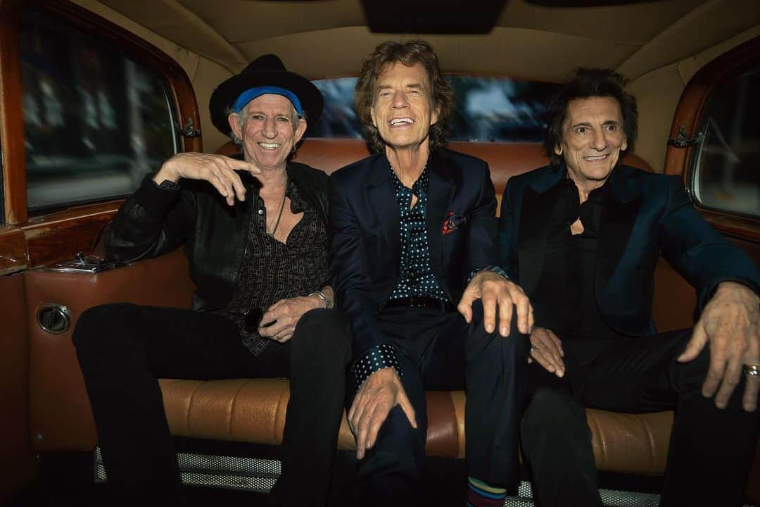 The Rolling Stonesのインスタグラム：「🎶Now I’m too young for dying and too old to lose.. cos I was depending on you..🎶  Photo: @markseliger  @mickjagger @keithrichards @ronniewood  #therollingstones #rollingstones #hackneydiamonds」