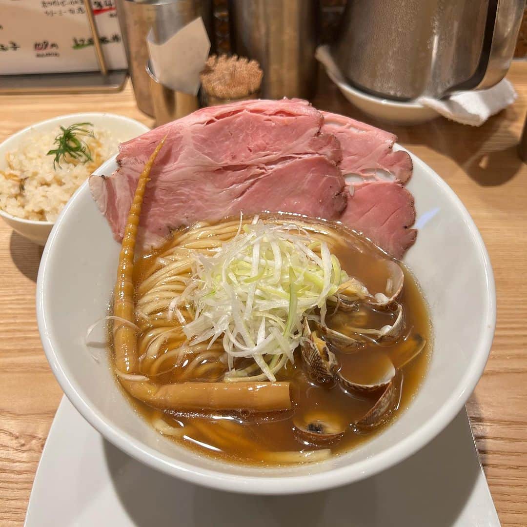 のインスタグラム：「2023年の五十三杯目🍜  くそオヤジ最後のひとふり 河原町三条店 (京都)  あさりらーめんと貝めし  美味しゅうございました🙏  ⭐️⭐️⭐️✨」