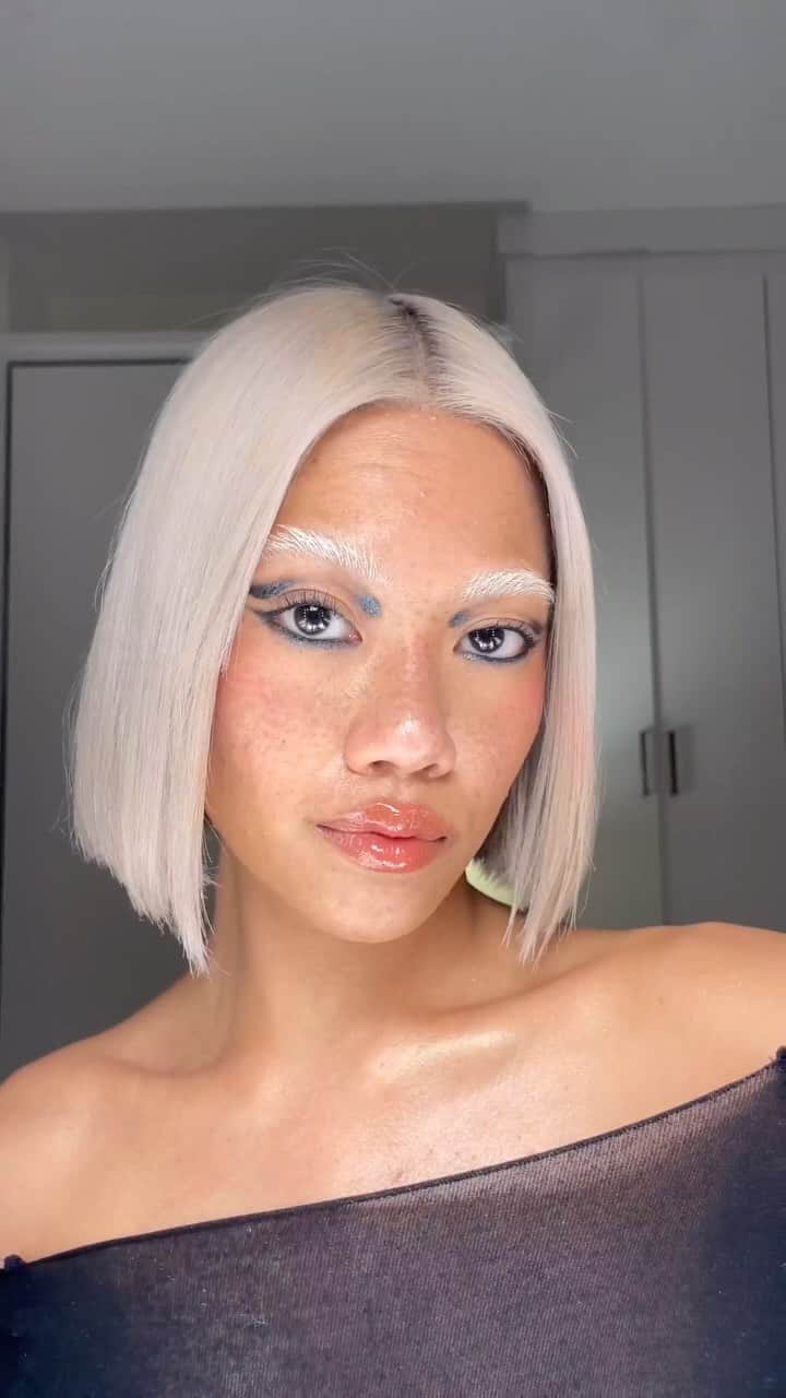 のインスタグラム：「Achieving this striking holiday graphic eye is a breeze ⛈️⁠ ⁠ @JaelDorotan’s secret? The Dark & Stormy Stay All Day Eye Liner Set, exclusively available only at @UltaBeauty ✨🛍️⁠ ⁠ #StilaCosmetics #Stila #UltaBeauty #HolidayMakeup #EyeLiner⁠」