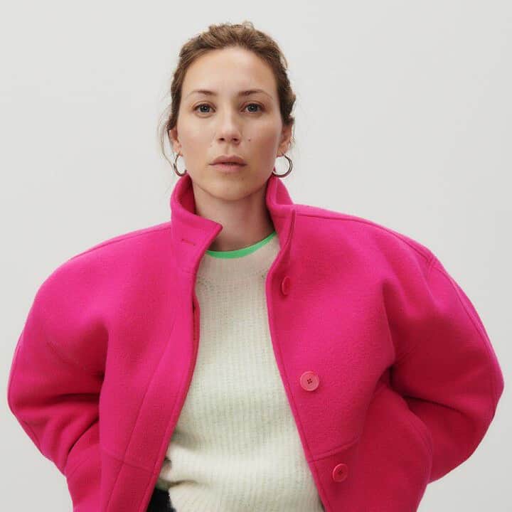 アメリカンビンテージのインスタグラム：「Julie is wearing our pink Bazybay coat - a warm colour for happy vibes and a touch of audacity this fall/winter 💕 How would you style it? Tell us in the comments!  #americanvintage #pink #coat #fallwinteroutfit #colourfuloutfit」