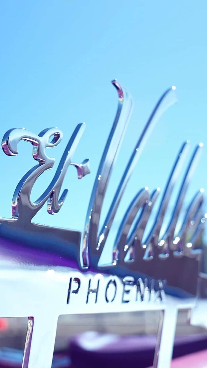 フェニックス・サンズのインスタグラム：「Bella (be·ya)  The 1957 Chevrolet Bel Air was handpicked by Book and designed by @elbugsdidit!」