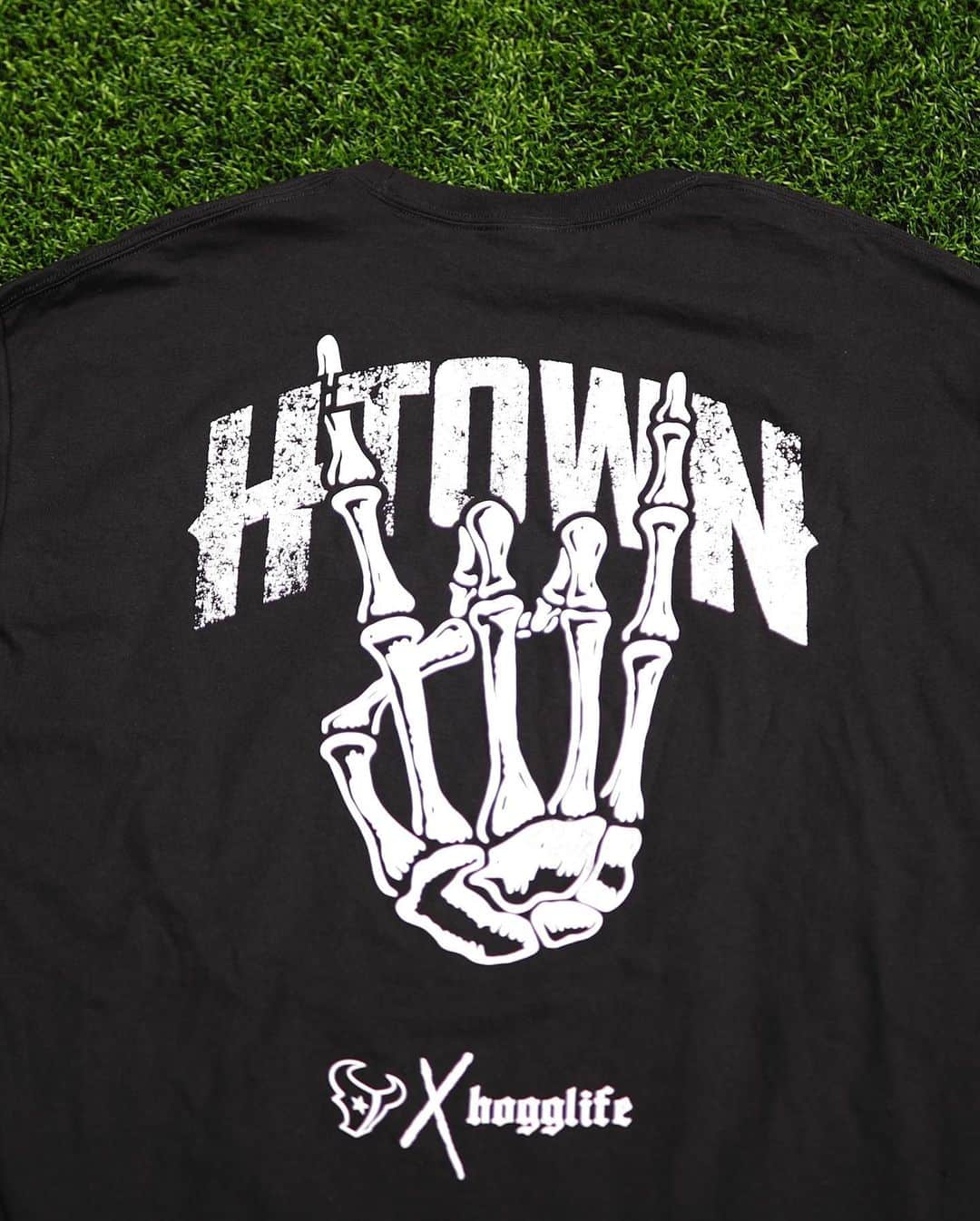 ヒューストン・テキサンズのインスタグラム：「Paid the cost to be the boss 🫡   Want a signed @slimthug Houston Texans x HoggLife shirt? Drop some ☠️ for a chance to win!」