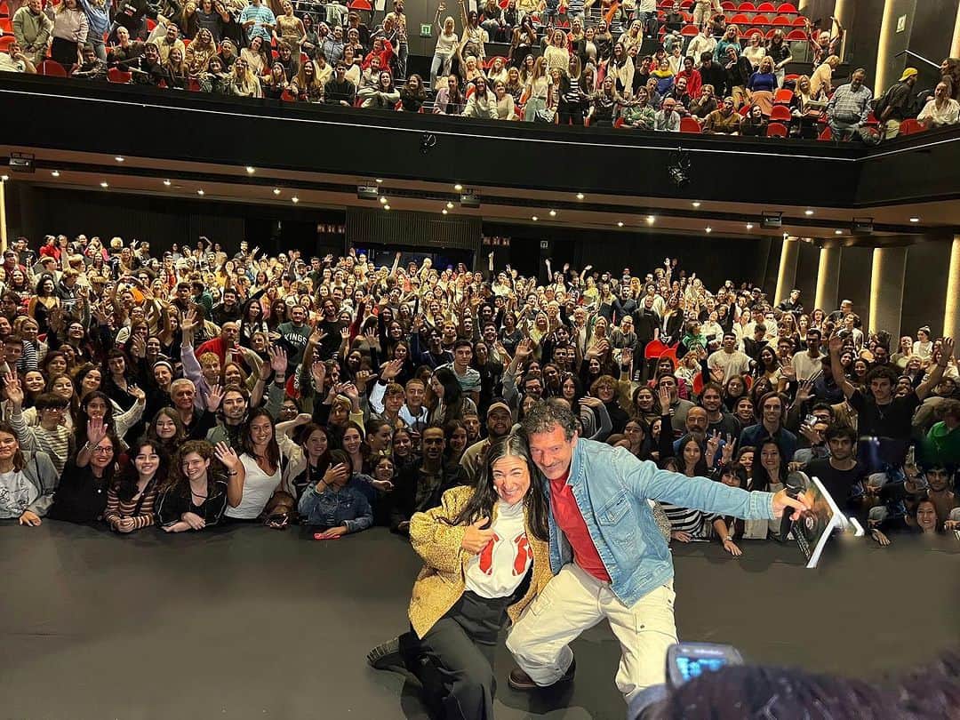 アントニオ・バンデラスのインスタグラム：「Esta mañana acompañado de la fabulosa actriz malagueña Alessandra Garcia en un encuentro con jóvenes en el Teatro del Soho CaixaBank.  @aalessandraagarcia @teatrodelsoho @caixabank #Malaga #Teatro」