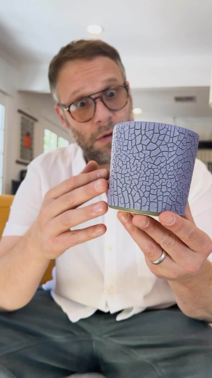 セス・ローゲンのインスタグラム：「Looking to titillate your olfactory senses. The Crackle Candle from Houseplant.」