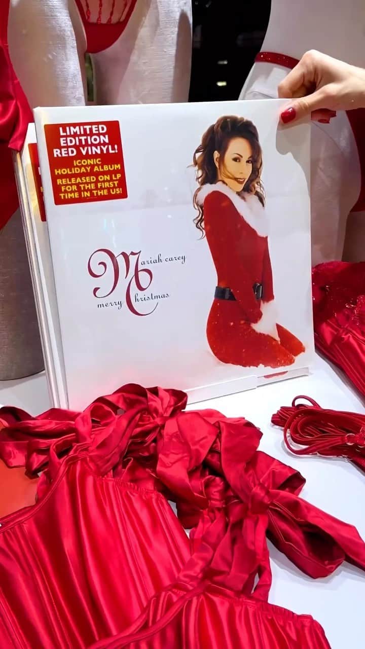 ヴィクトリアズ・シークレットのインスタグラム：「Obviously, we’re so obsessed with #MariahSeason. But we’re getting even deeper into the groove with her limited-edition Christmas vinyl—now available at select VS stores.」