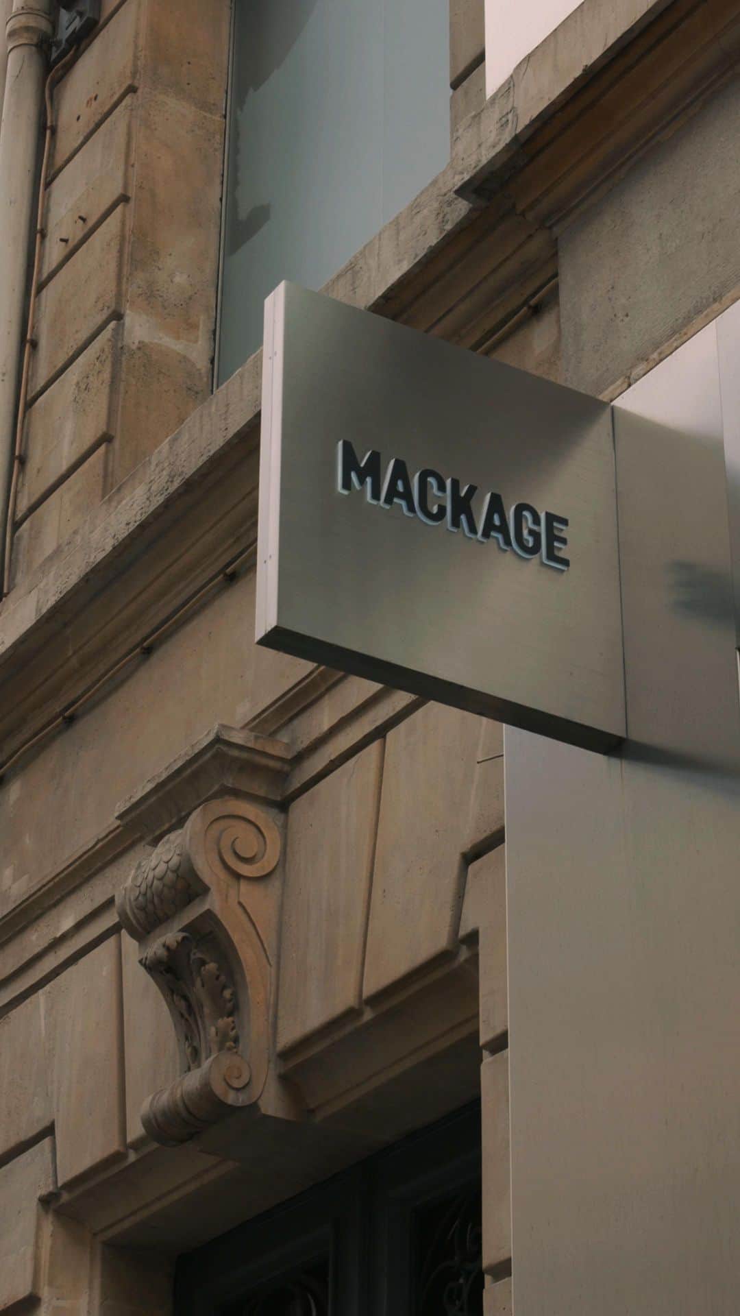 マッカージュのインスタグラム：「MACKAGE PARIS    MACKAGE invites you to delve into its flagship located in the heart of Paris. Infused with heritage, skilled savoir-faire and technical innovation. The store is interspersed with emblematic pieces from the MACKAGE collection and beyond.   More on MACKAGE.COM   #MACKAGE #MONDEMACKAGE」