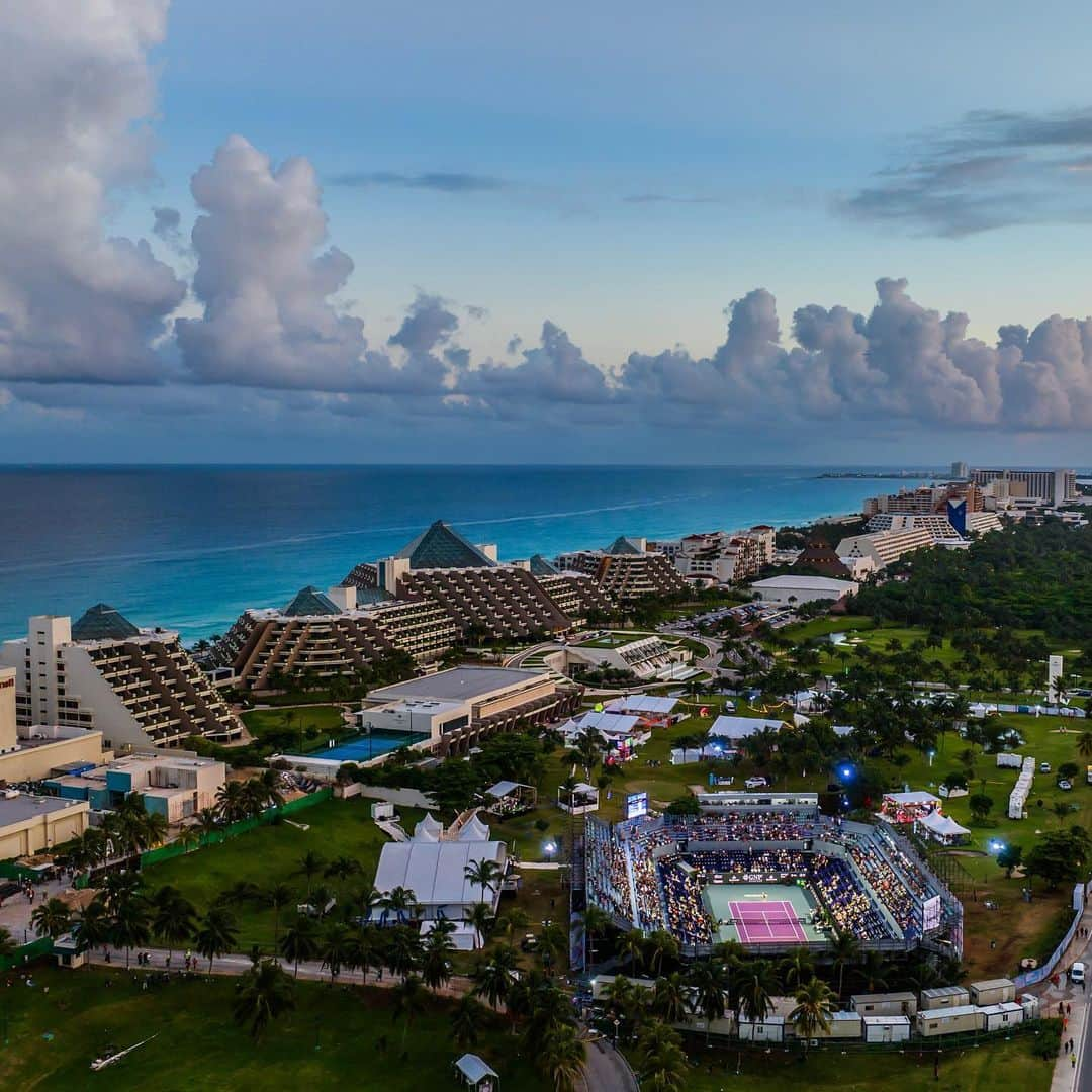 WTA（女子テニス協会）のインスタグラム：「Sights 🌊 and sounds 📢   #WTAFinals #GNPSegurosWTAFinalsCancun」