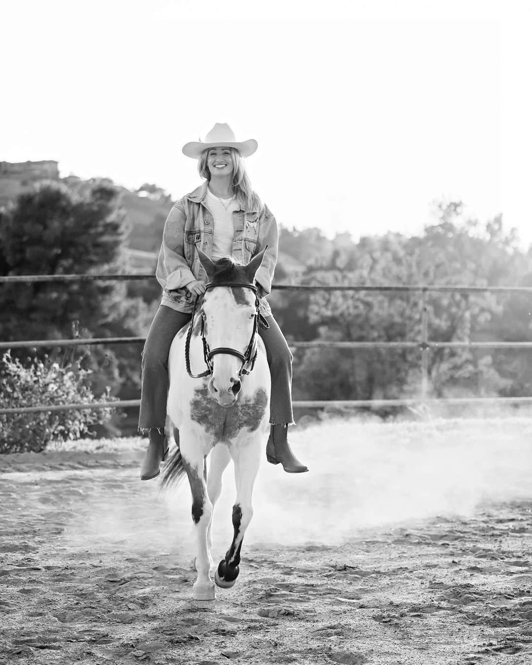 ベス・ベアーズのインスタグラム：「#horsegirl content on fleek these days... look at what rescuing a horse can do... turn you into a real life cowgirl...   📸: @white.star.ranch」