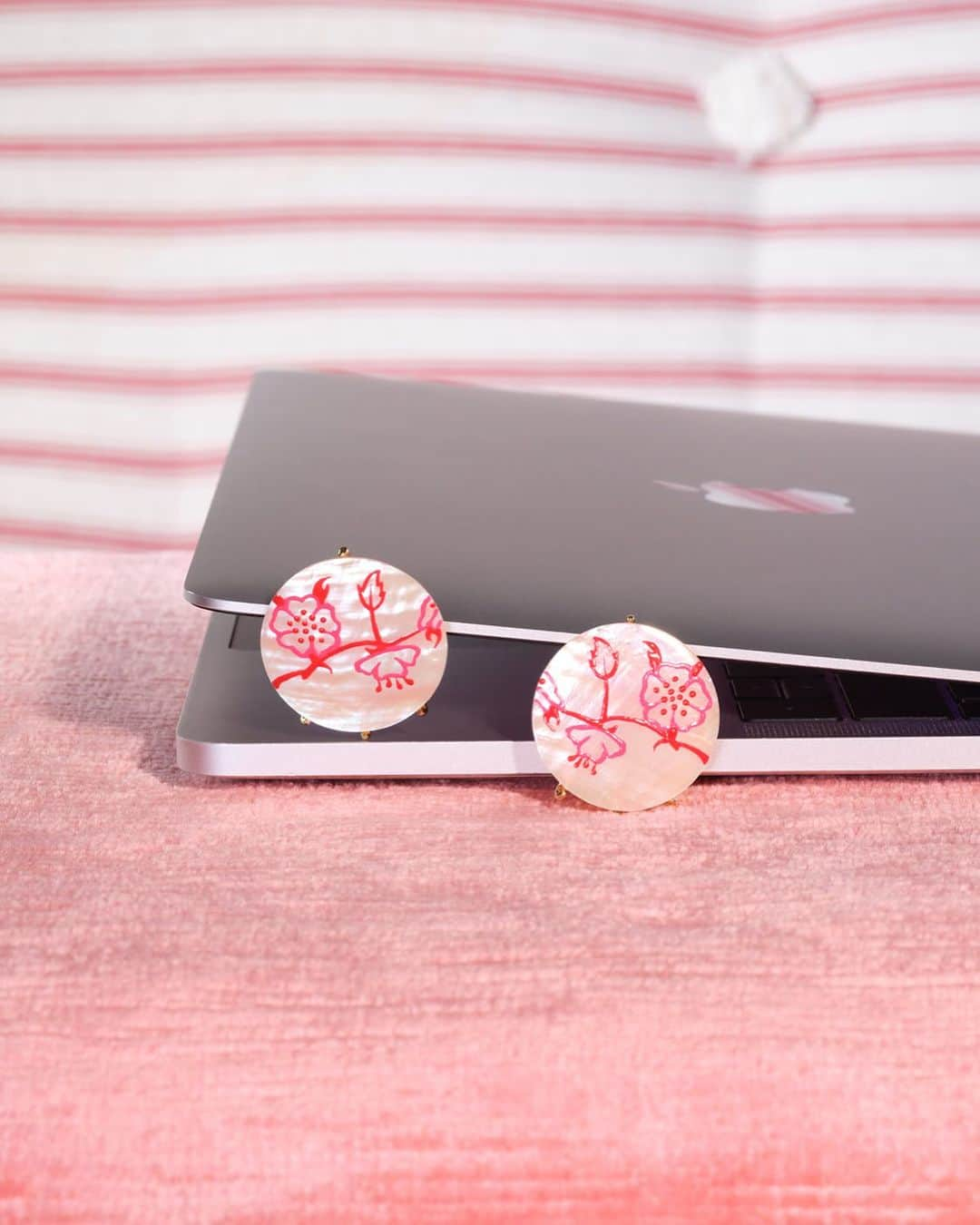 レネレイドのインスタグラム：「Used for its beautiful appearance and glow, mother of pearl is featured in the Pearly Stamp collection with this pair of red rosebush stamp on mother of pearl earrings.」