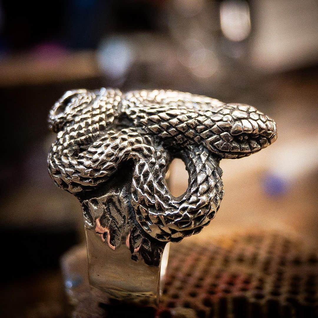 クレイジーピッグさんのインスタグラム写真 - (クレイジーピッグInstagram)「Happy 27k on Instagram 🔥  . . . . . #skull #ring #silver #jewellery #workshop #gothic #metal #biker #sterling #london」11月4日 3時23分 - crazypigdesignslondon