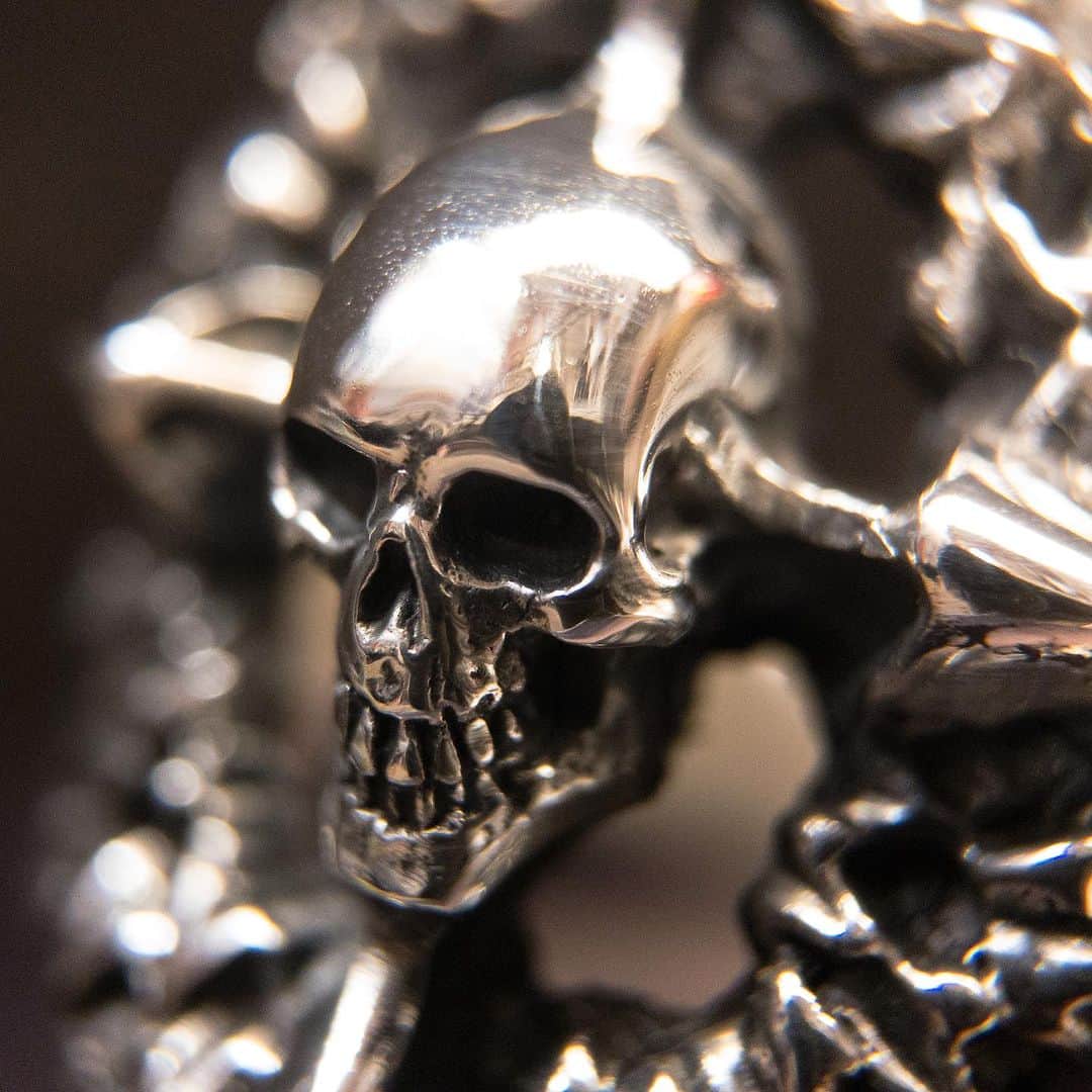 クレイジーピッグさんのインスタグラム写真 - (クレイジーピッグInstagram)「Happy 27k on Instagram 🔥  . . . . . #skull #ring #silver #jewellery #workshop #gothic #metal #biker #sterling #london」11月4日 3時23分 - crazypigdesignslondon