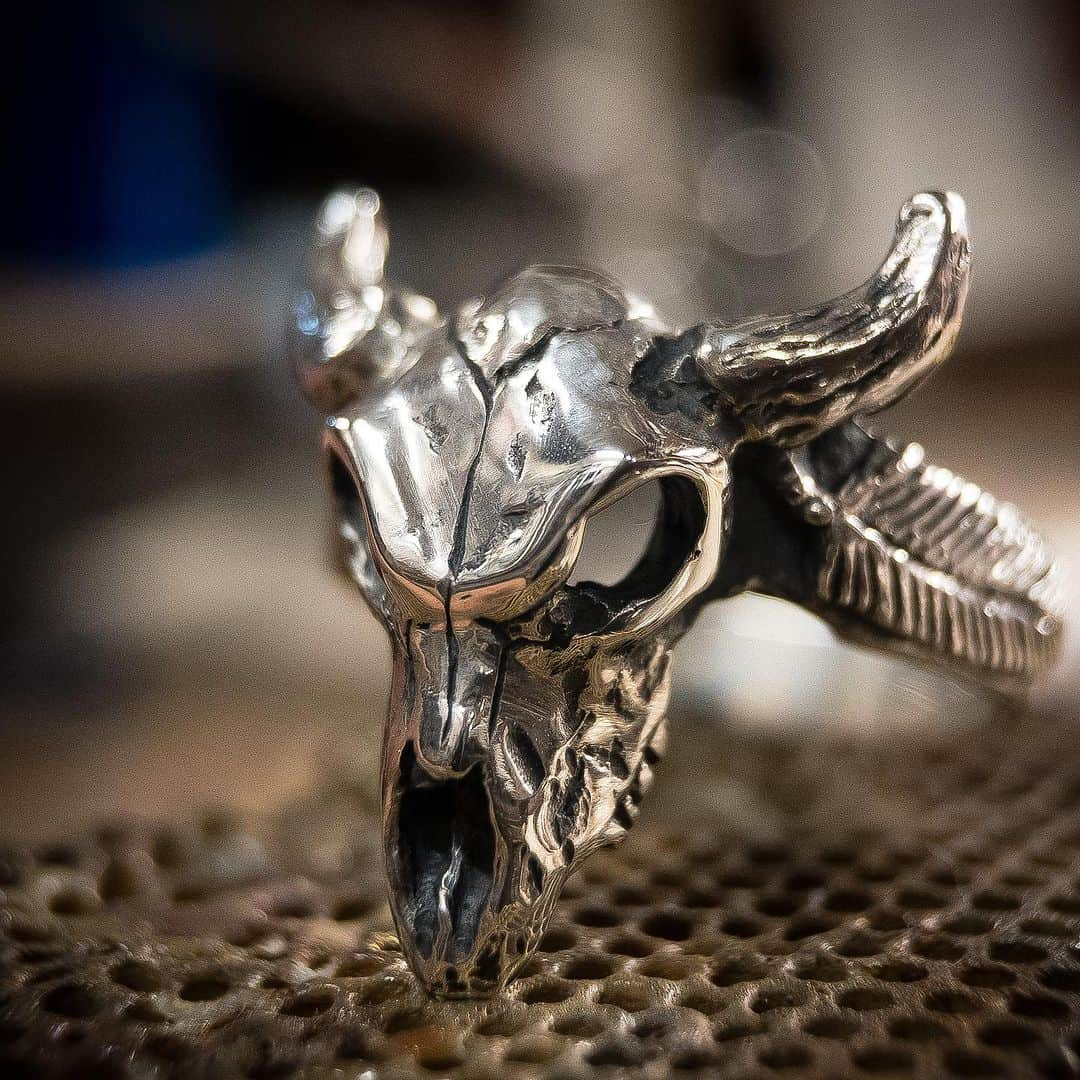 クレイジーピッグさんのインスタグラム写真 - (クレイジーピッグInstagram)「Happy 27k on Instagram 🔥  . . . . . #skull #ring #silver #jewellery #workshop #gothic #metal #biker #sterling #london」11月4日 3時23分 - crazypigdesignslondon