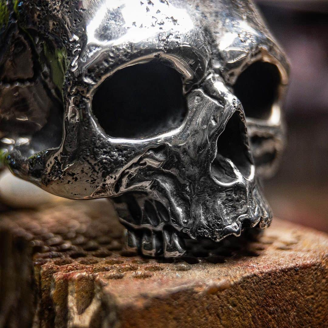 クレイジーピッグさんのインスタグラム写真 - (クレイジーピッグInstagram)「Happy 27k on Instagram 🔥  . . . . . #skull #ring #silver #jewellery #workshop #gothic #metal #biker #sterling #london」11月4日 3時23分 - crazypigdesignslondon