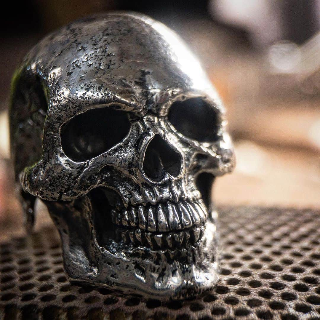 クレイジーピッグのインスタグラム：「Happy 27k on Instagram 🔥  . . . . . #skull #ring #silver #jewellery #workshop #gothic #metal #biker #sterling #london」