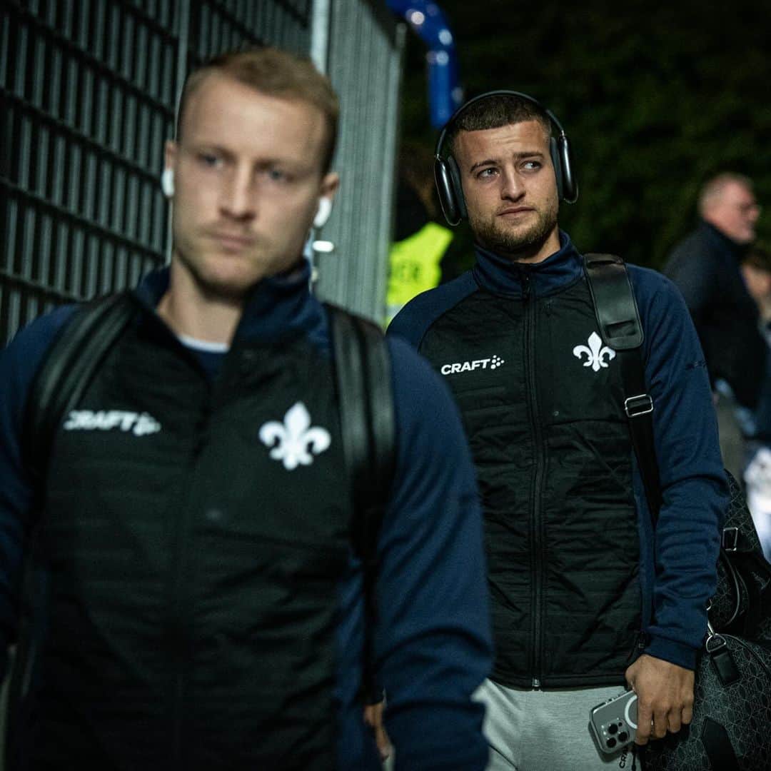 のインスタグラム：「Ans Bölle gekommen, um die nächsten #Bundesliga-Punkte abzuholen.. 🚍✊🏻 Kämpfen und siegen, #Lilien! ⚜️ #sv98 #Darmstadt #SVDBOC」