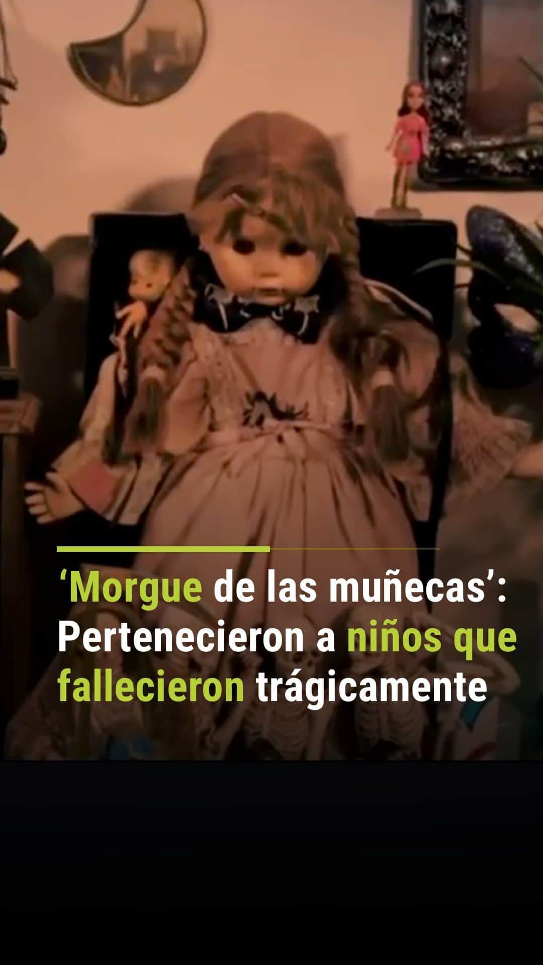 Primer Impactoのインスタグラム：「🇲🇽 Esta es la ‘morgue de las muñecas’, una casa en México que alberga juguetes de niños que murieron de forma violenta. @ivanmaciasnews conversó con su dueña.   📺 Más en Primer Impacto a las 5pm/ 4C de lunes a viernes por @univision  #México #muñecas #PrimerImpacto」