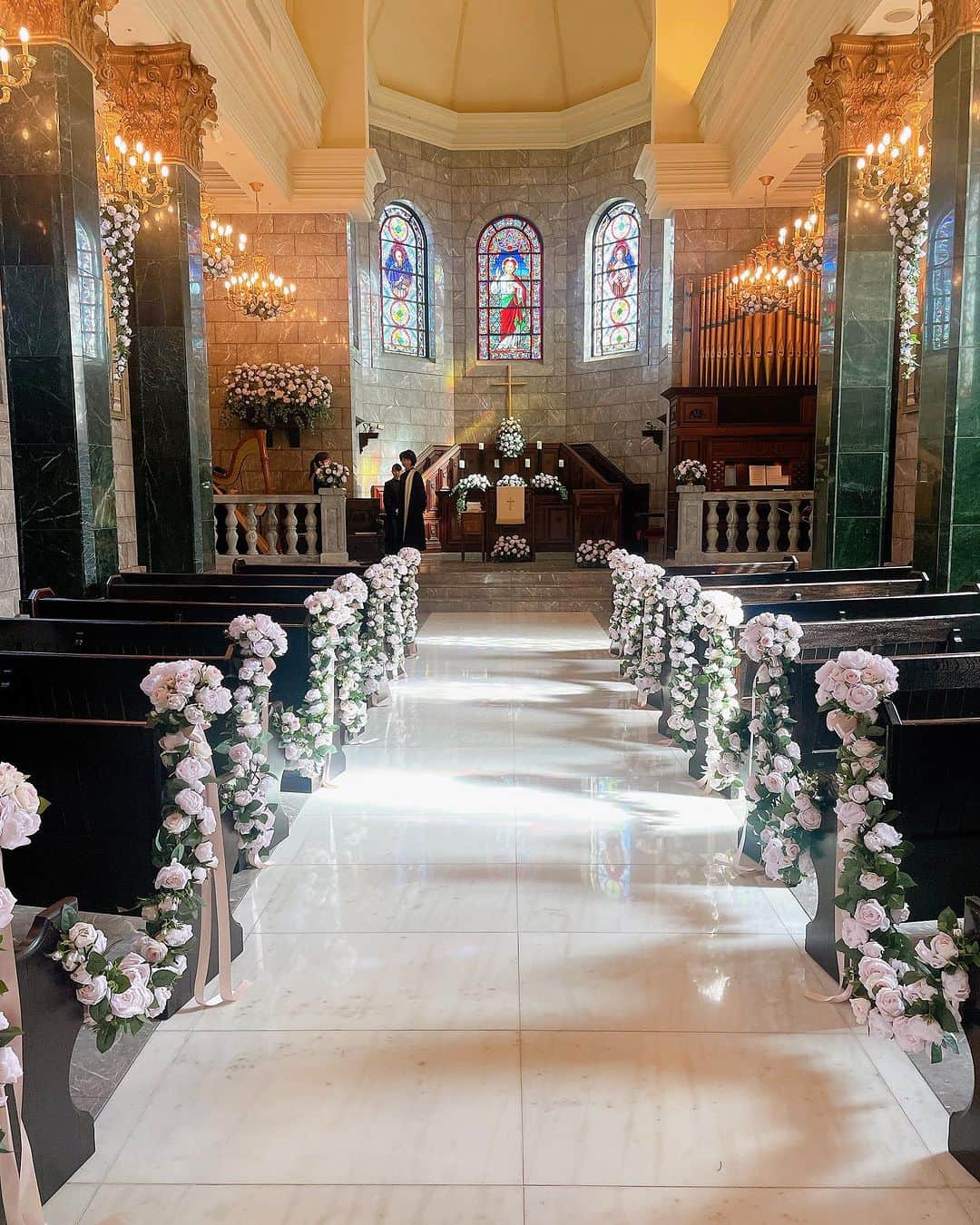 長崎ロイヤルチェスターホテルのインスタグラム：「ロイチェの大聖堂チャペルの装花をリニューアルしました✨ お花もりもりでとっても綺麗でかわいいですよ！ ぜひ一度お越しくださいね♪  #wedding #日本中の花嫁さんと繋がりたい #プレ花嫁 #ブライダルフェア #長崎花嫁 #長崎結婚式 #ロイチェ #ロイチェ婚 #ロイチェウェディング #大聖堂チャペル #チャペル挙式 #リニューアル #フォトウェディング」