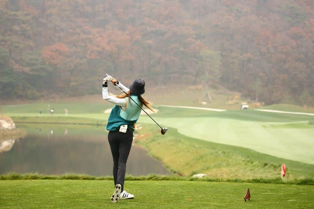 チェ・ヨジンさんのインスタグラム写真 - (チェ・ヨジンInstagram)「명랑골프의 결정판⛳️😀 아디다스 골프덕에 즐거운 라운딩!! 부상으로 뽈은 안맞았지만 즐거우면 됐지뭐🤟🏻 소중한 시간 갖게해준 정남이 고마워! @jungnam_bae  배정남배 아디다스오픈😆」11月4日 8時56分 - yjyjyjyjyj_yj