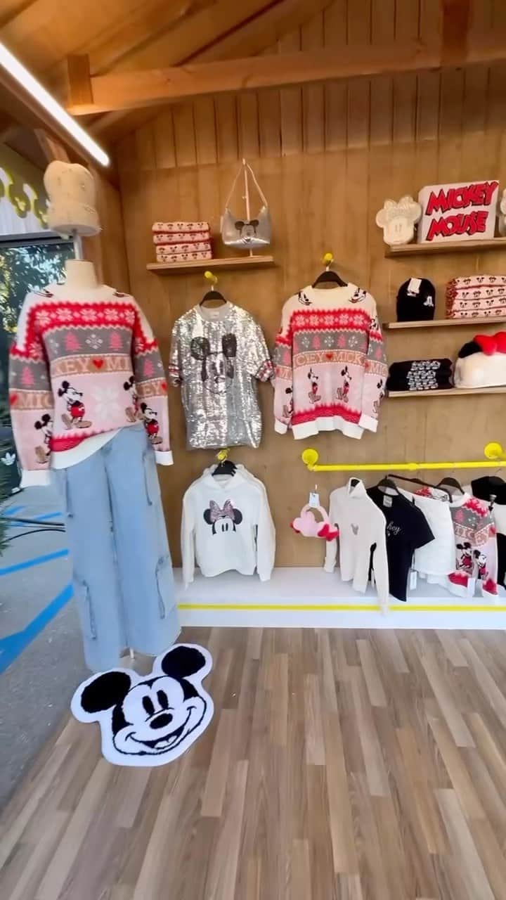 のインスタグラム：「Come visit us this weekend at the Disney Holiday Village 🤎 Head to our stories for more details ✨   Disney | Forever 21 @disneystyle @disneyfamily holiday collection out now online + at your nearest Forever 21 store!」