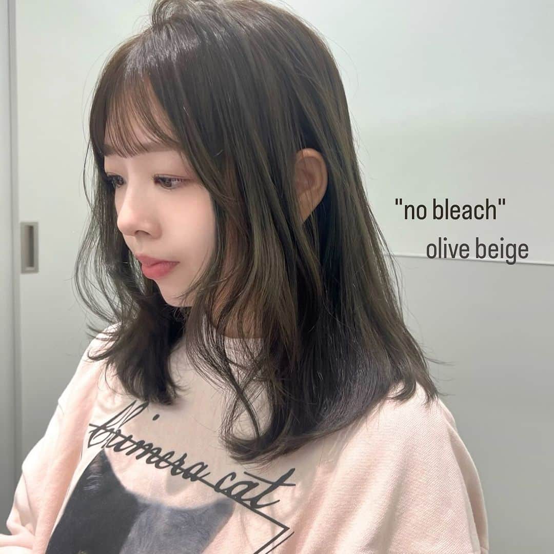 古賀美紀のインスタグラム：「【人気NO1！bleach無しでできる色素薄めカラー】 嫌な赤みを消してくれて透明感抜群な  「 #オリーブベージュ ❤︎」  現在の明るさより明るくしたい方、地毛からのカラーのお客様はダブルケアカラー  選択お願いします♡  ✨オススメメニュー✨ "人気No.1" ✔️プレミアムケアカラー　¥11400~ 毛髪強化剤♡髪の毛を補強し切れ毛・枝毛を98.6%防ぎます！ →髪の毛に凄く良いので、髪の毛を綺麗に持続させたい方オススメです！  "前処理剤オプションメニュー" 毛髪は、約80%のタンパク質（PPT）と 約5%の脂質（CMC）約12%の水分で構成されています。  前処理剤のPPTとCMCを＋する事で カラーの仕上がりとカラーの持続性をUPします♡！  ✔️CMC ¥1500 ブリーチ、ヘアカラーの薬剤を均一に浸透させる。 ダメージ補修と保湿をし髪表面をツヤやかに 指通りをよくする。 →髪の硬さ、パサつき、ゴワつきは cmcが失われてるのでオススメです♡！  ✔️PPT ¥1500 ダメージを補修し、ダメージで失った髪の タンパク質部分を補修し、弾力を与えてくれます。 ヘアカラーの再現性と持ちを高める。 →ダメージや色落ちが気になる方オススメ 【プレミアムケアカラーとの同時施術でさらに効果UP！】  ✔️CMC＋PPT ¥3000 更にクオリティを高めたい方オススメです♡  ※前処理を希望の方は、予約時にどの前処理をしたいか LINEしてください♡」
